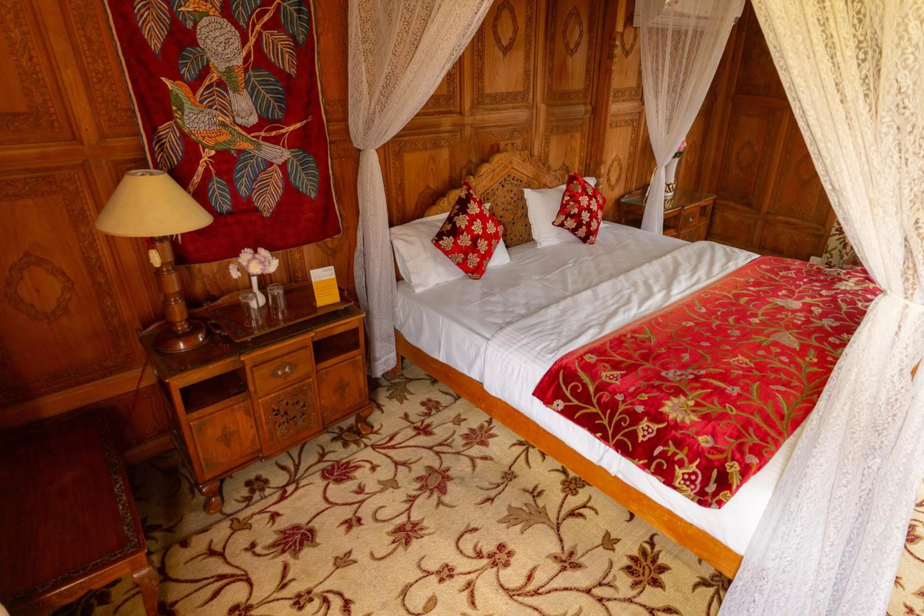 Bed in Wangnoo Heritage Houseboats