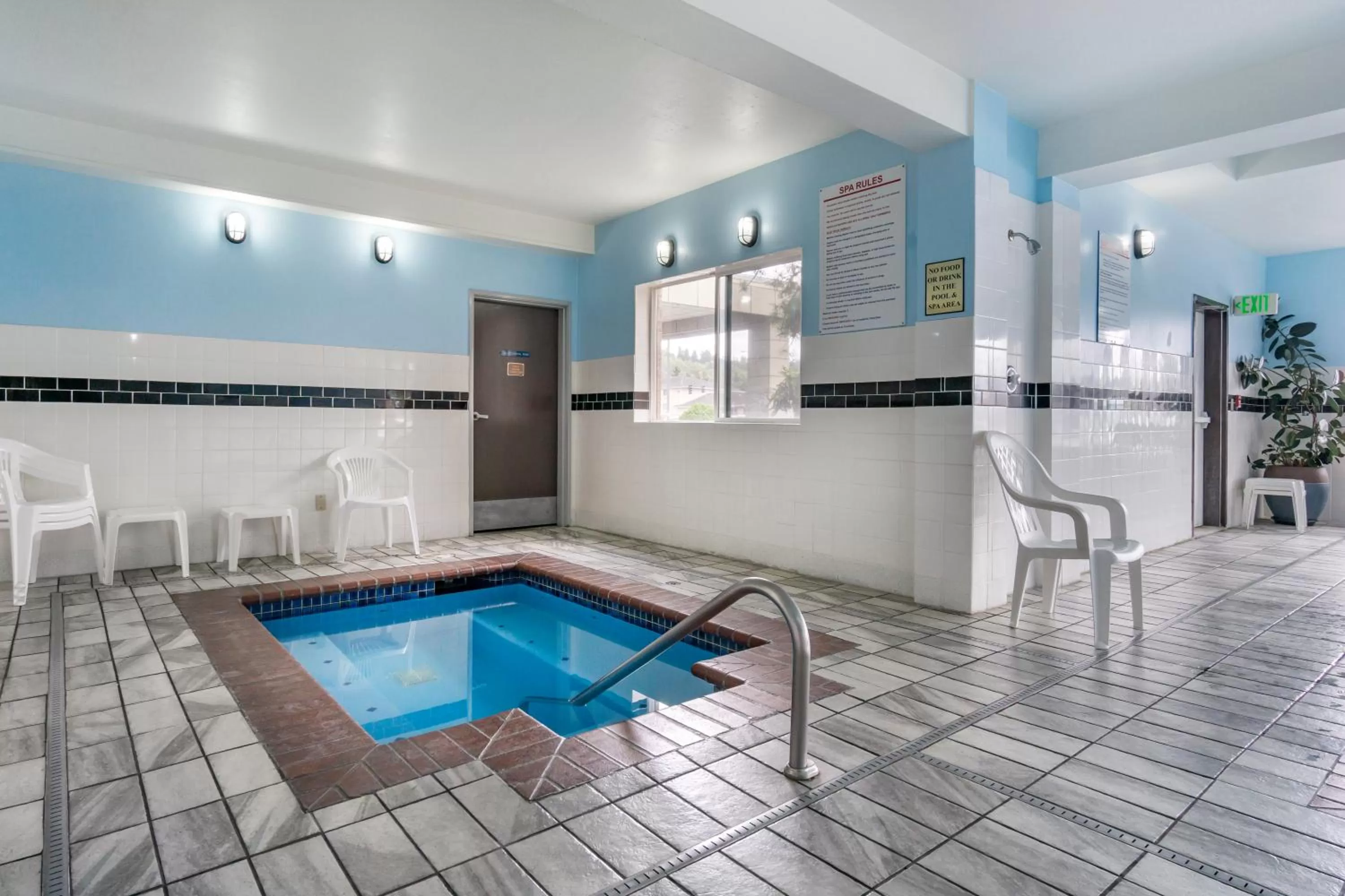Swimming pool in Comfort Inn Kent - Seattle