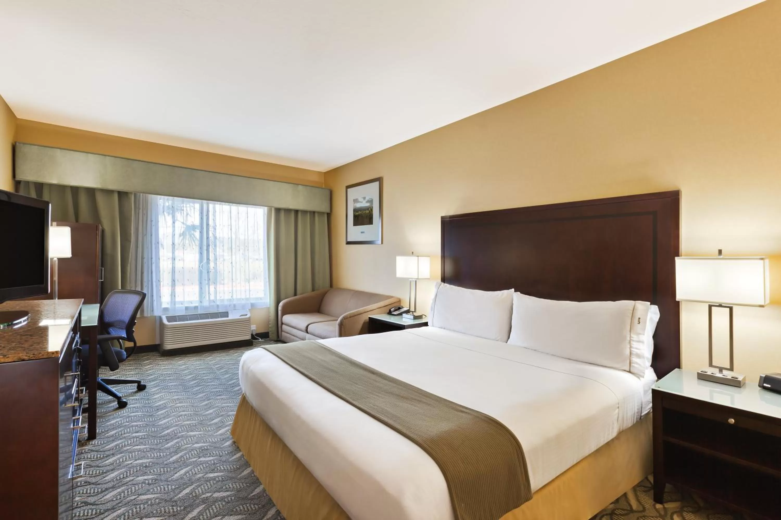 Photo of the whole room, Bed in Holiday Inn Express Hotel & Suites San Jose-Morgan Hill by IHG