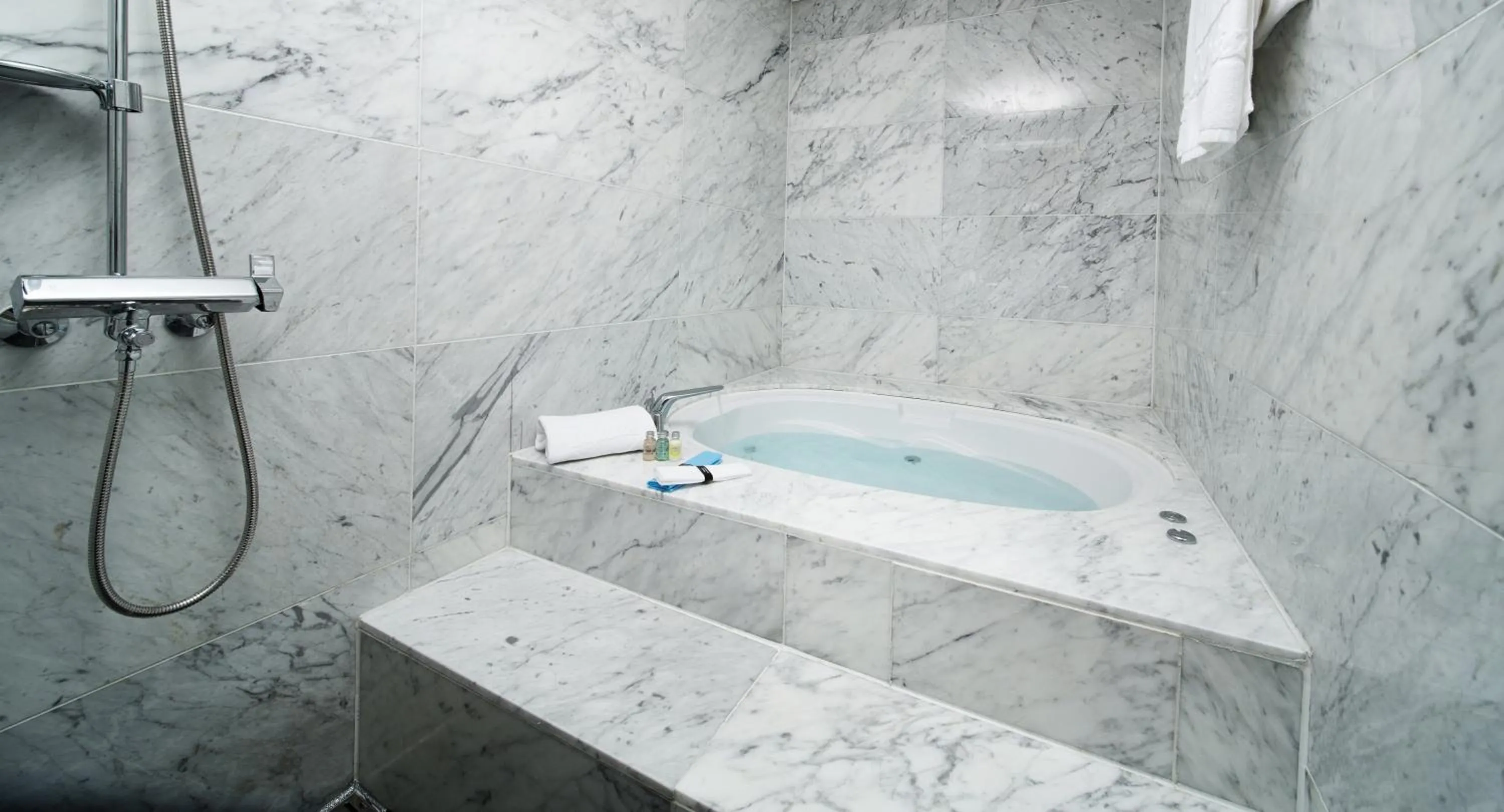 Sea view, Bathroom in Hotel Whistlelark, BW Signature Collection