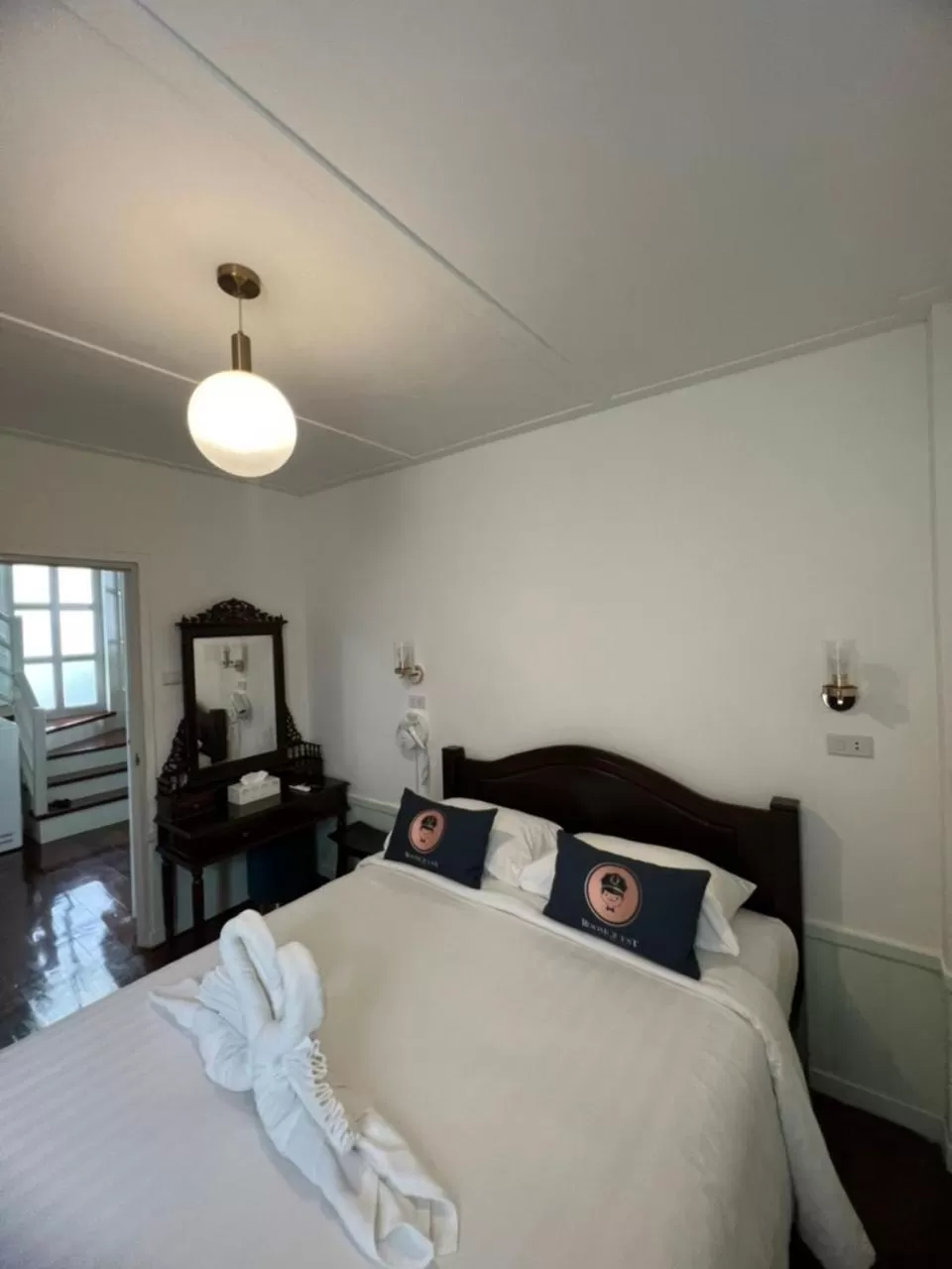 Photo of the whole room in RoomQuest Rim Praya Dinsor Road