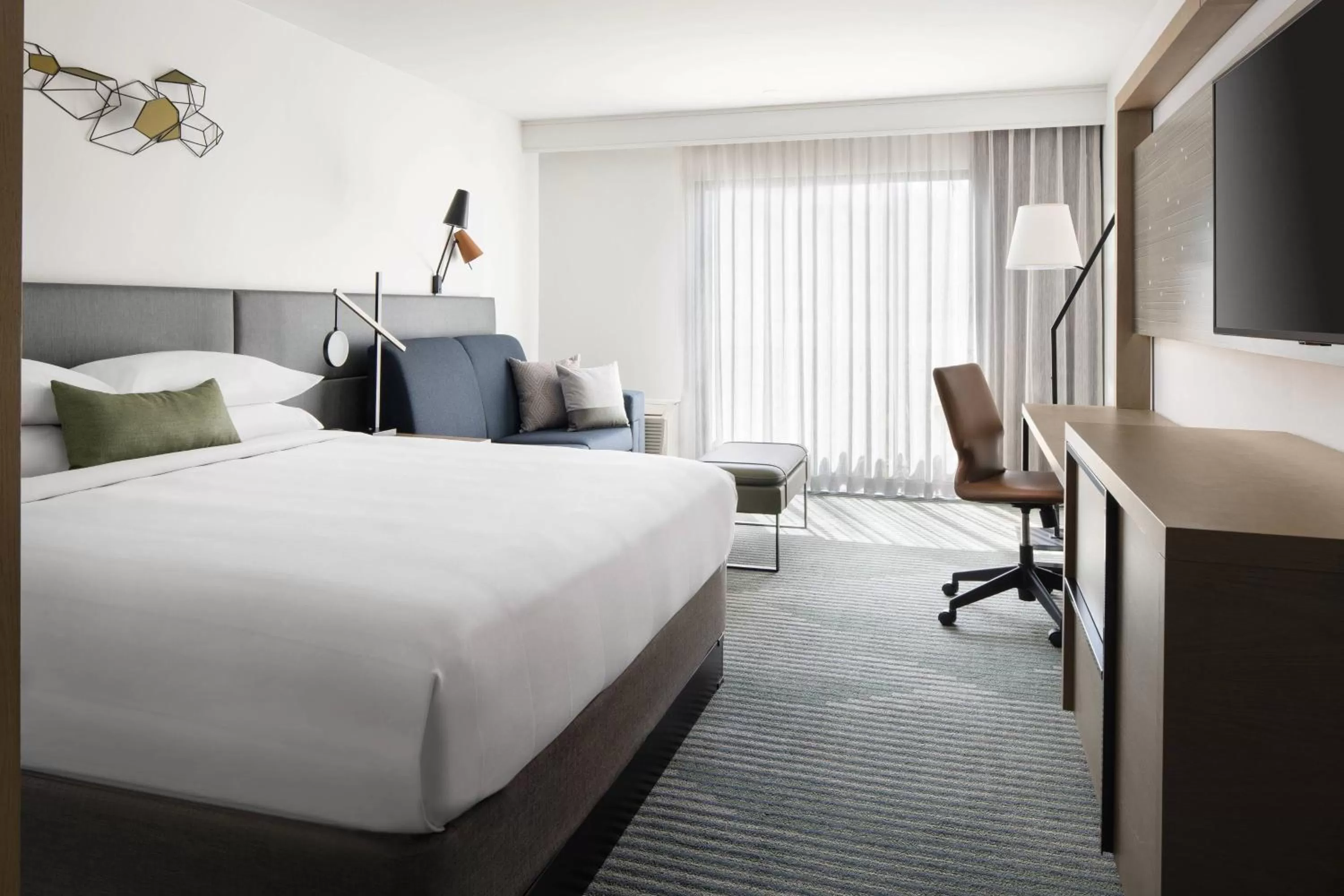 King Room and Adapted Tub - Mobility Accessible in Santa Clara Marriott