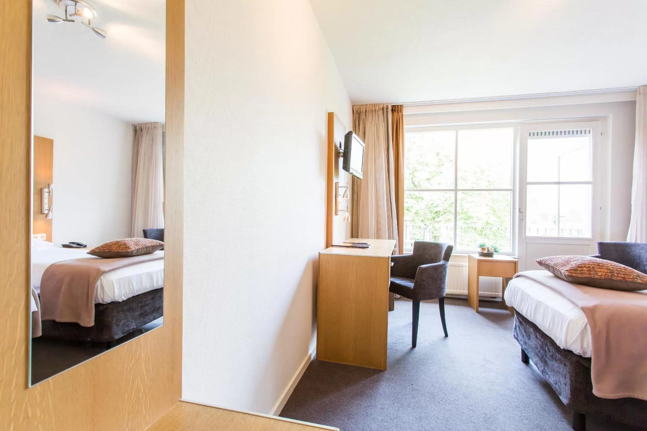 Photo of the whole room, Bed in Hotel Restaurant Ruimzicht