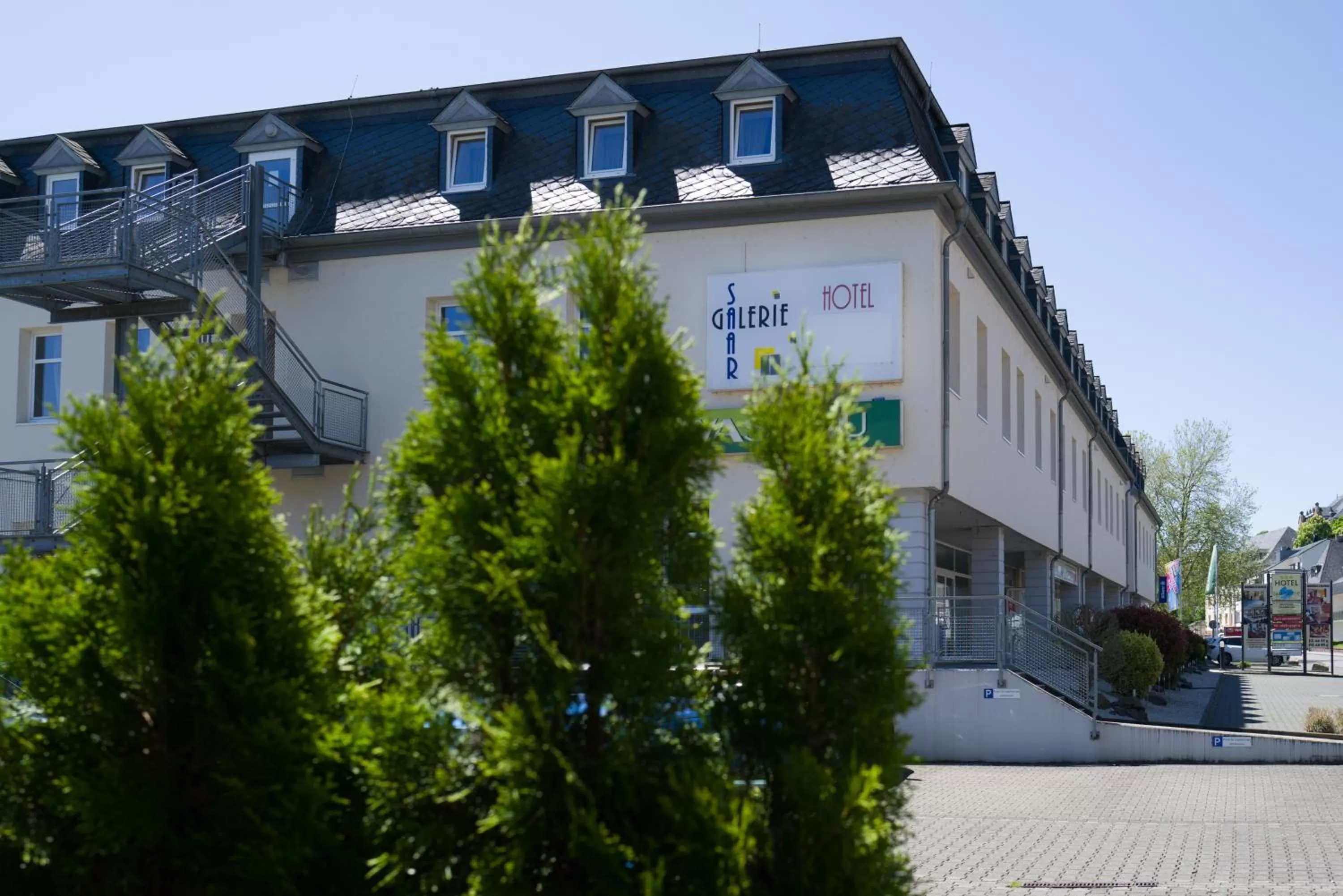 Property building in Saar Galerie