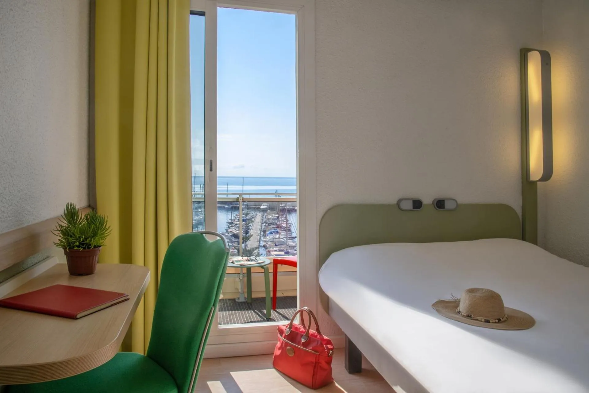 Bedroom, Bed in ibis budget Menton Bord de Mer