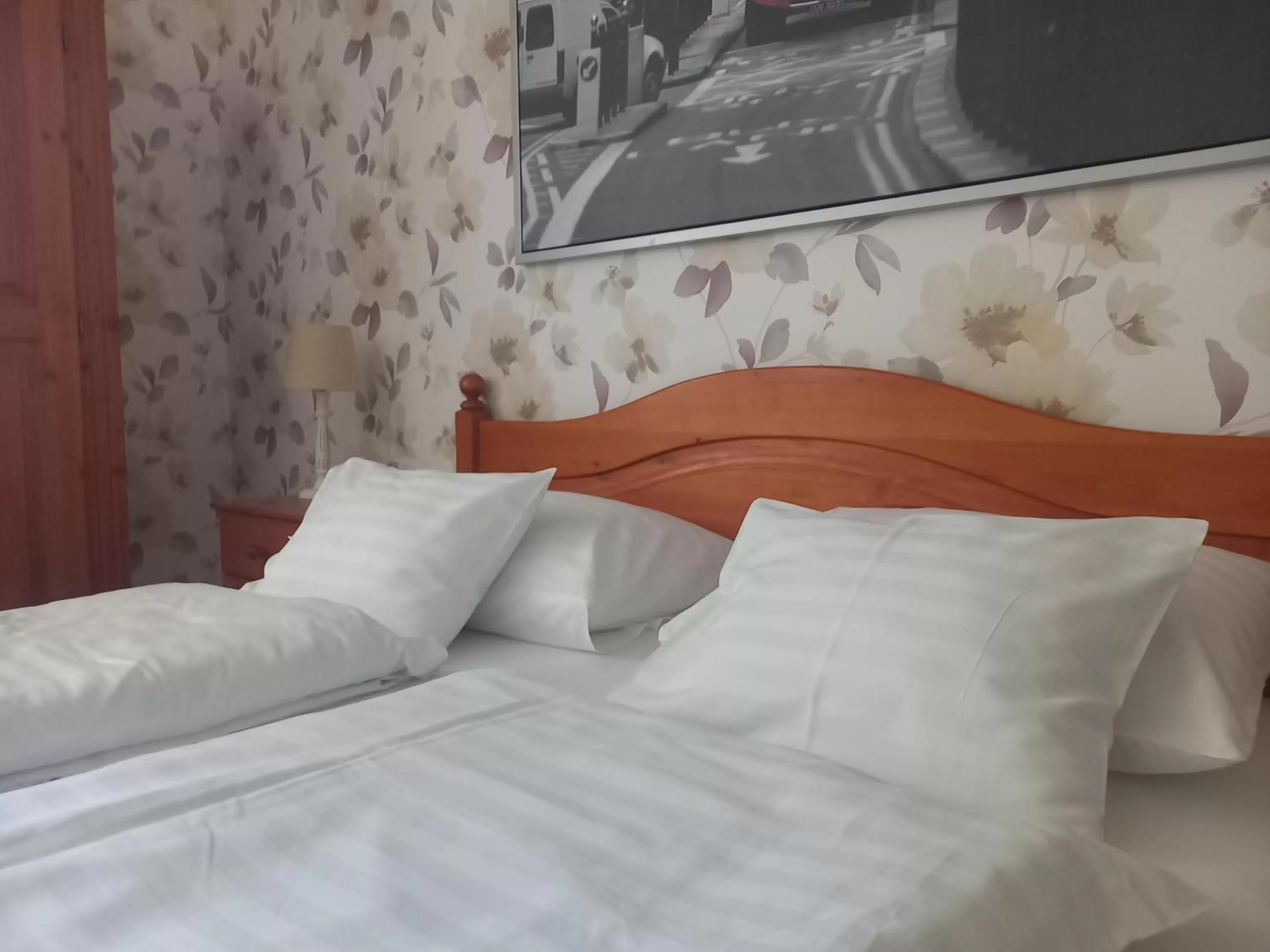 Bed in Európa Panzió