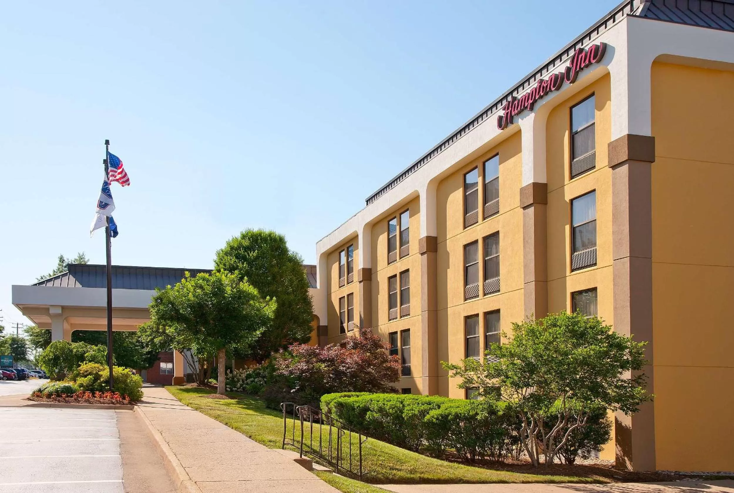 Property building in Hampton Inn Alexandria