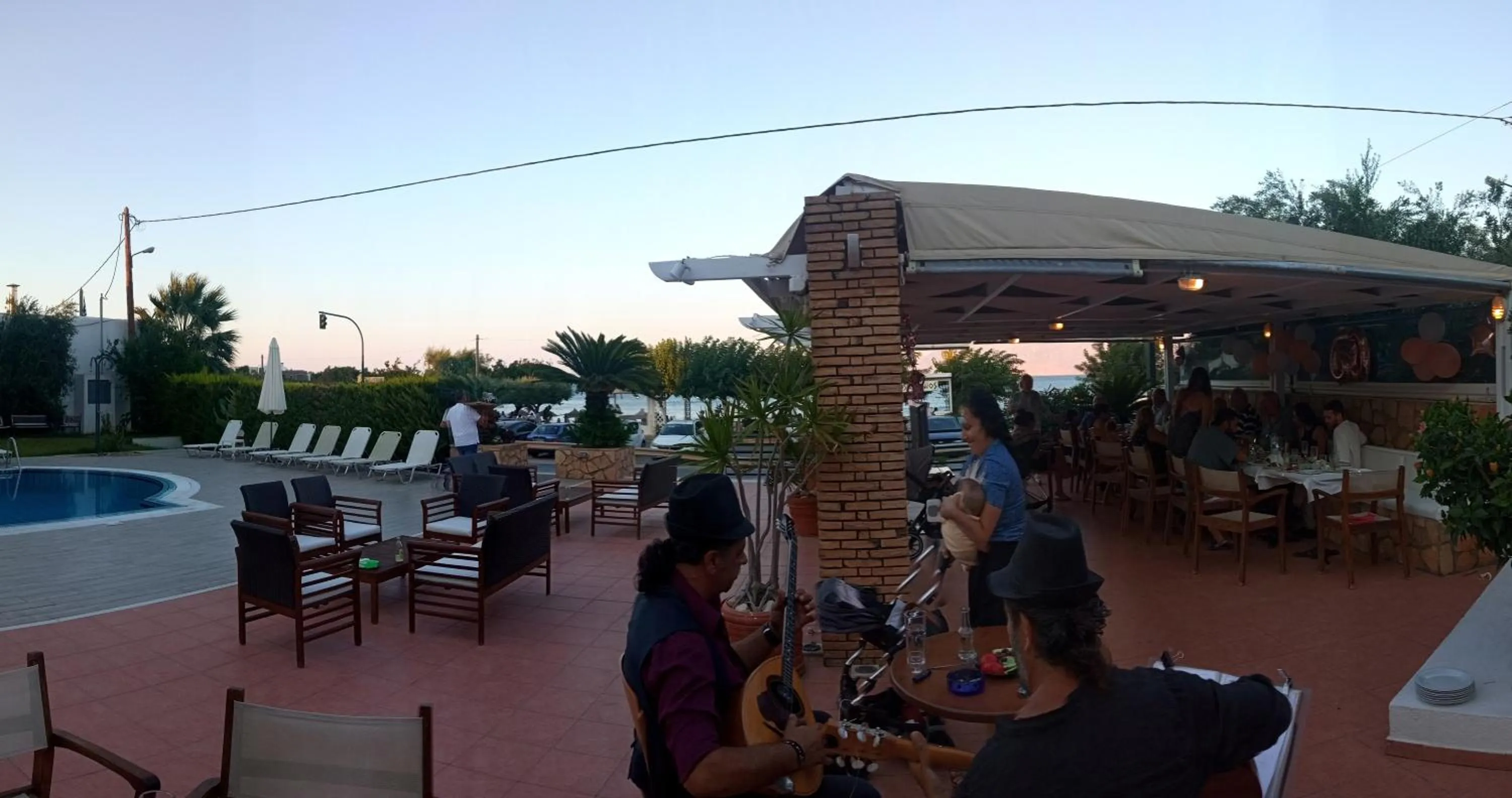 Restaurant/places to eat in Faedra Beach