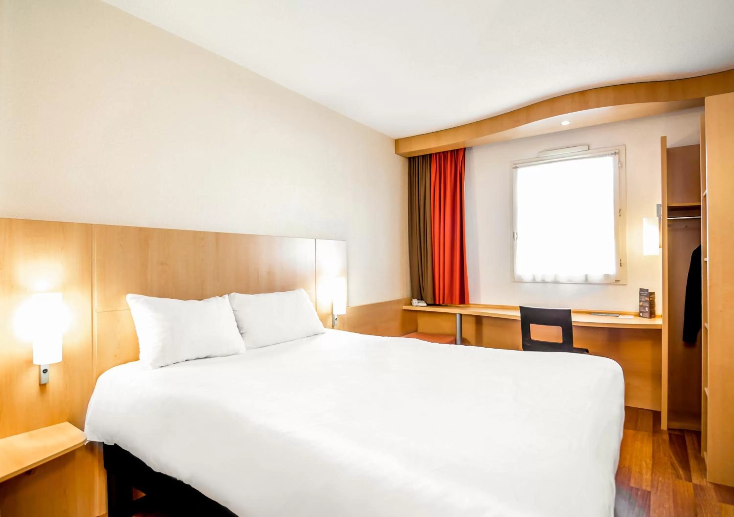 Photo of the whole room, Bed in Ibis Ripollet