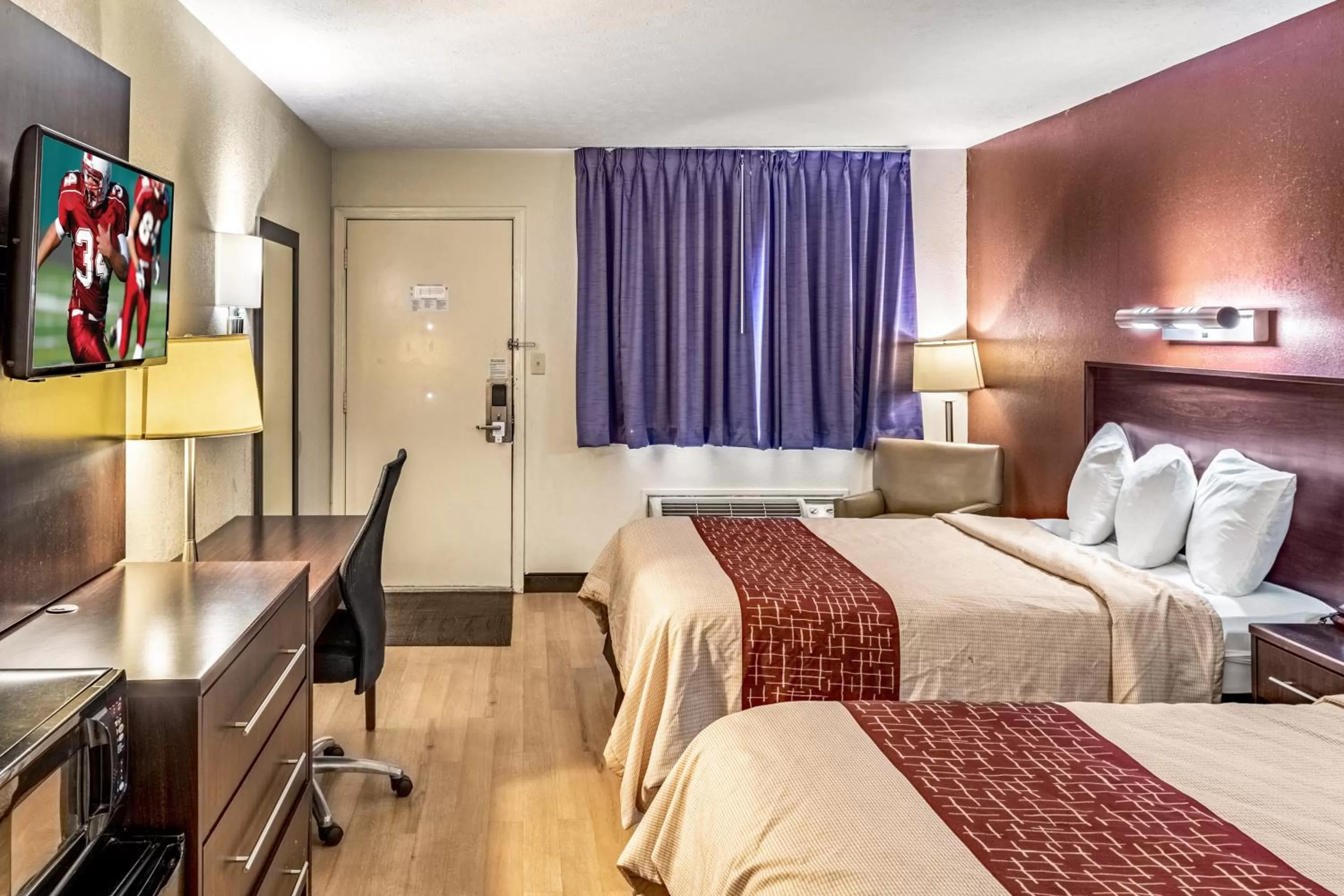 Bedroom, Bed in Red Roof Inn Columbus - Taylorsville