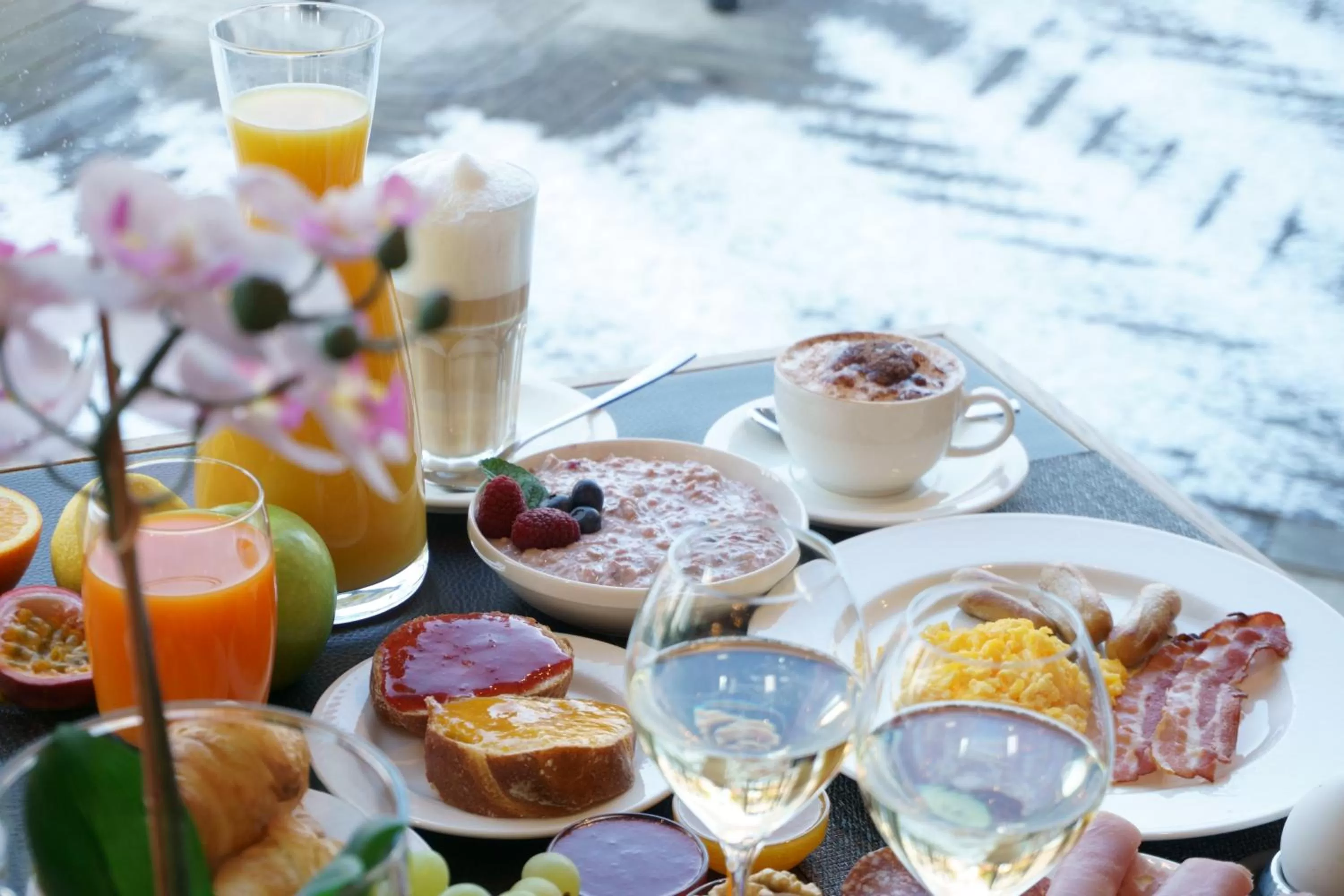 Buffet breakfast in GLANDON Rooms Elite