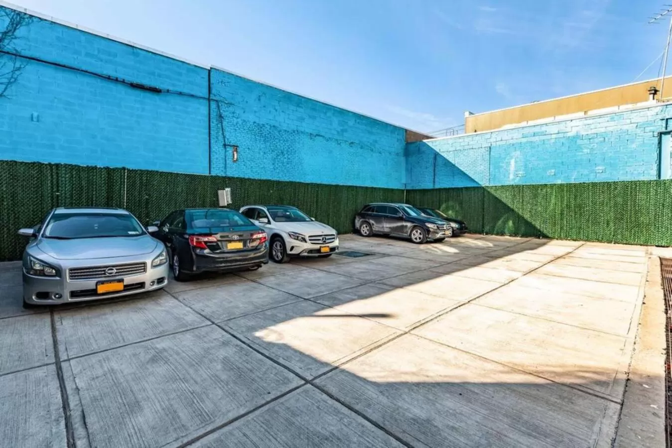 Property building in Umbrella Hotel Brooklyn