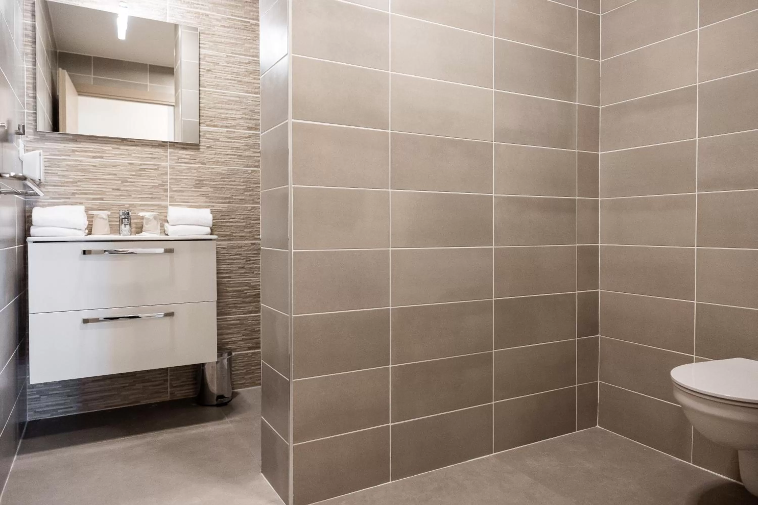 Shower in Hôtel Le Bastia