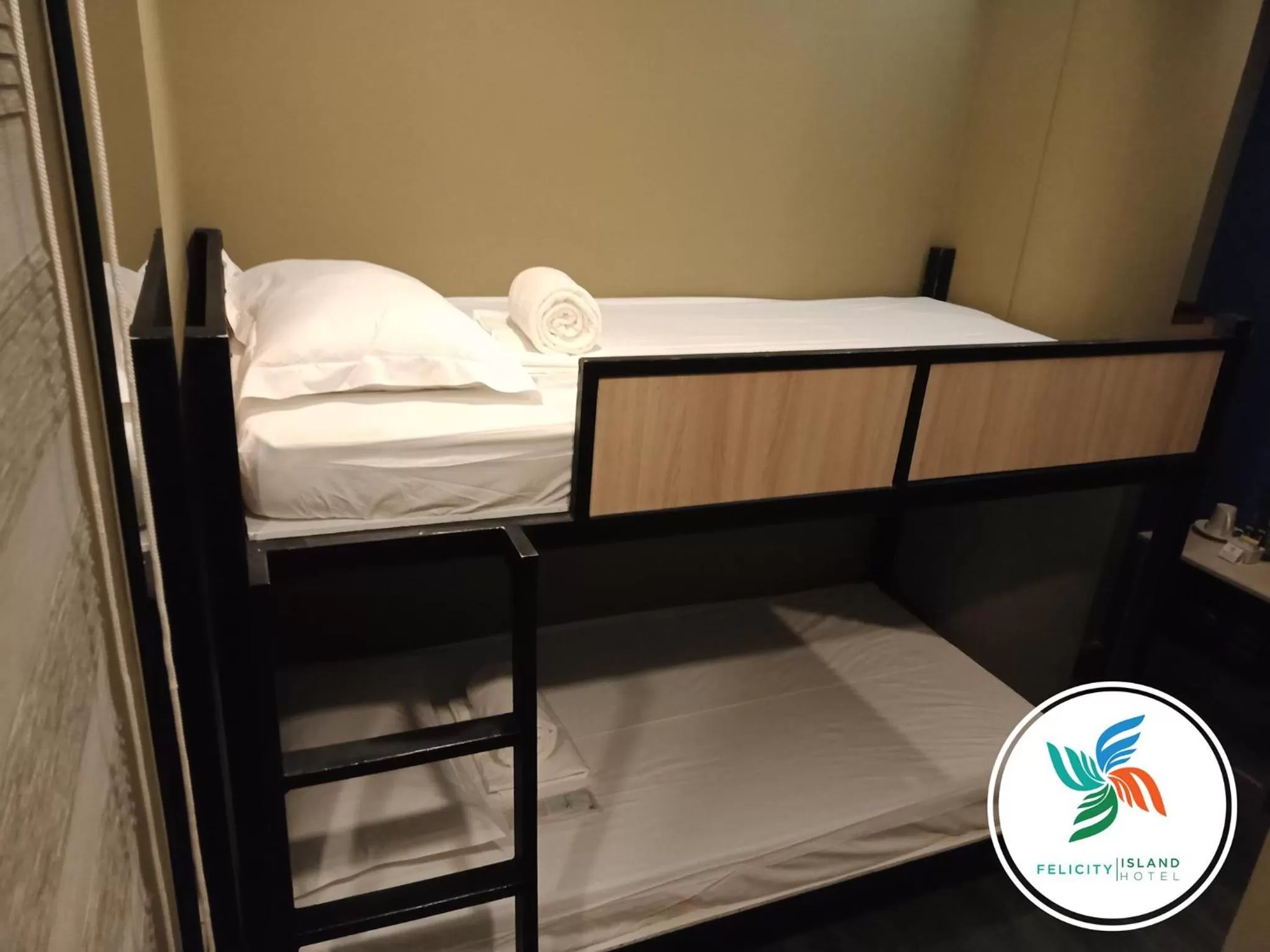 TV and multimedia, Bed in Felicity Island Hotel