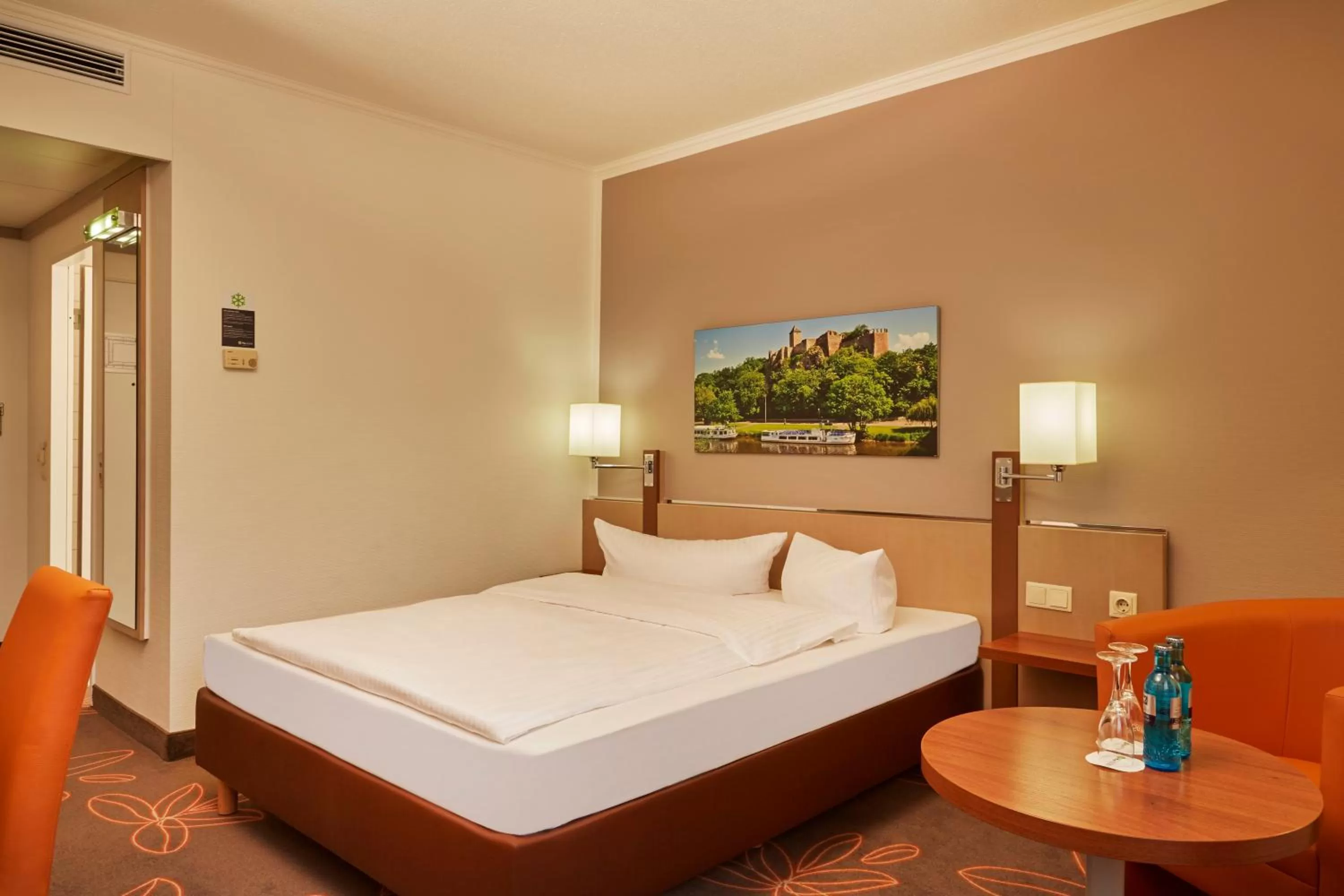 Photo of the whole room, Bed in H+ Hotel Leipzig-Halle