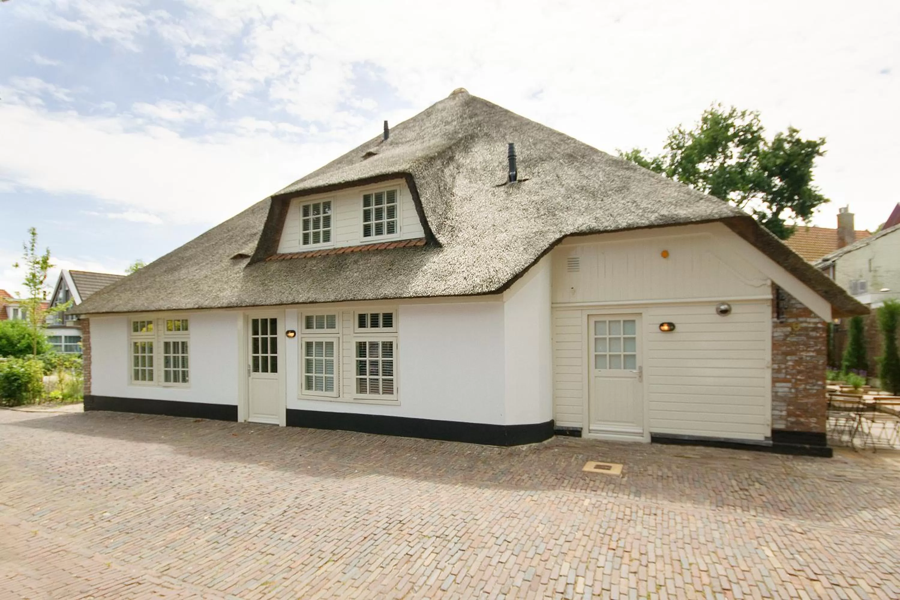 Decorative detail in "Karel de Grote" Bergen