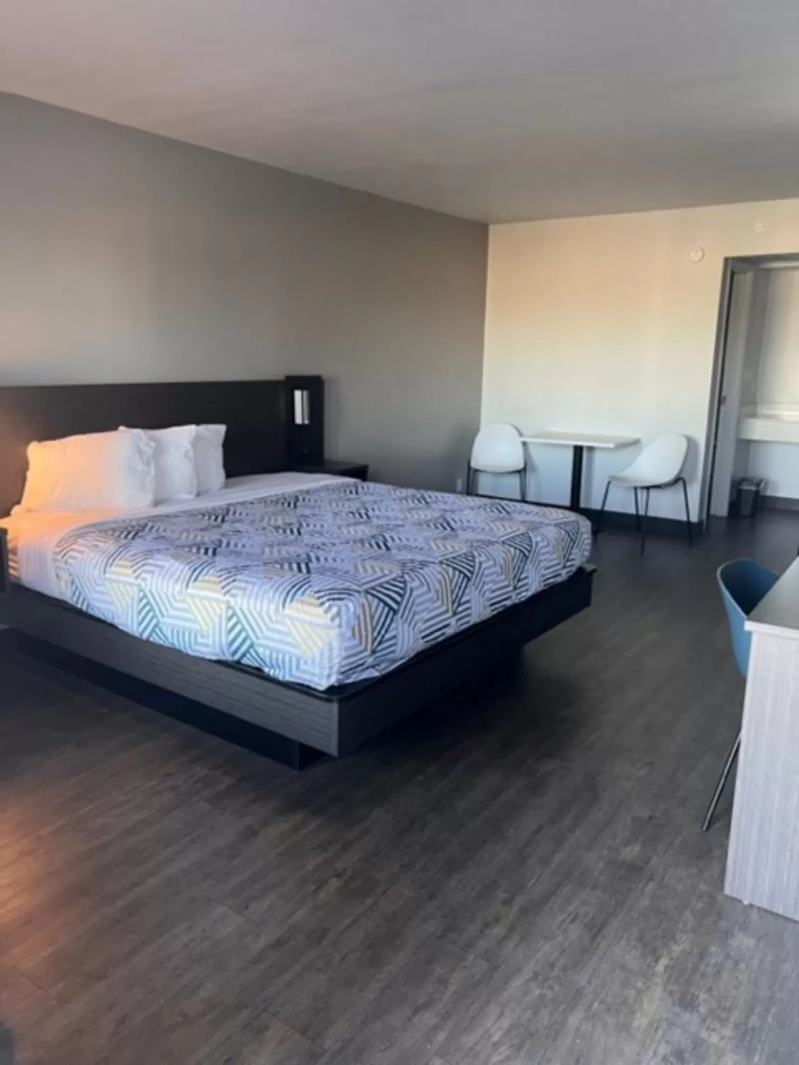 Photo of the whole room, Bed in Motel 6 Dublin, Ga