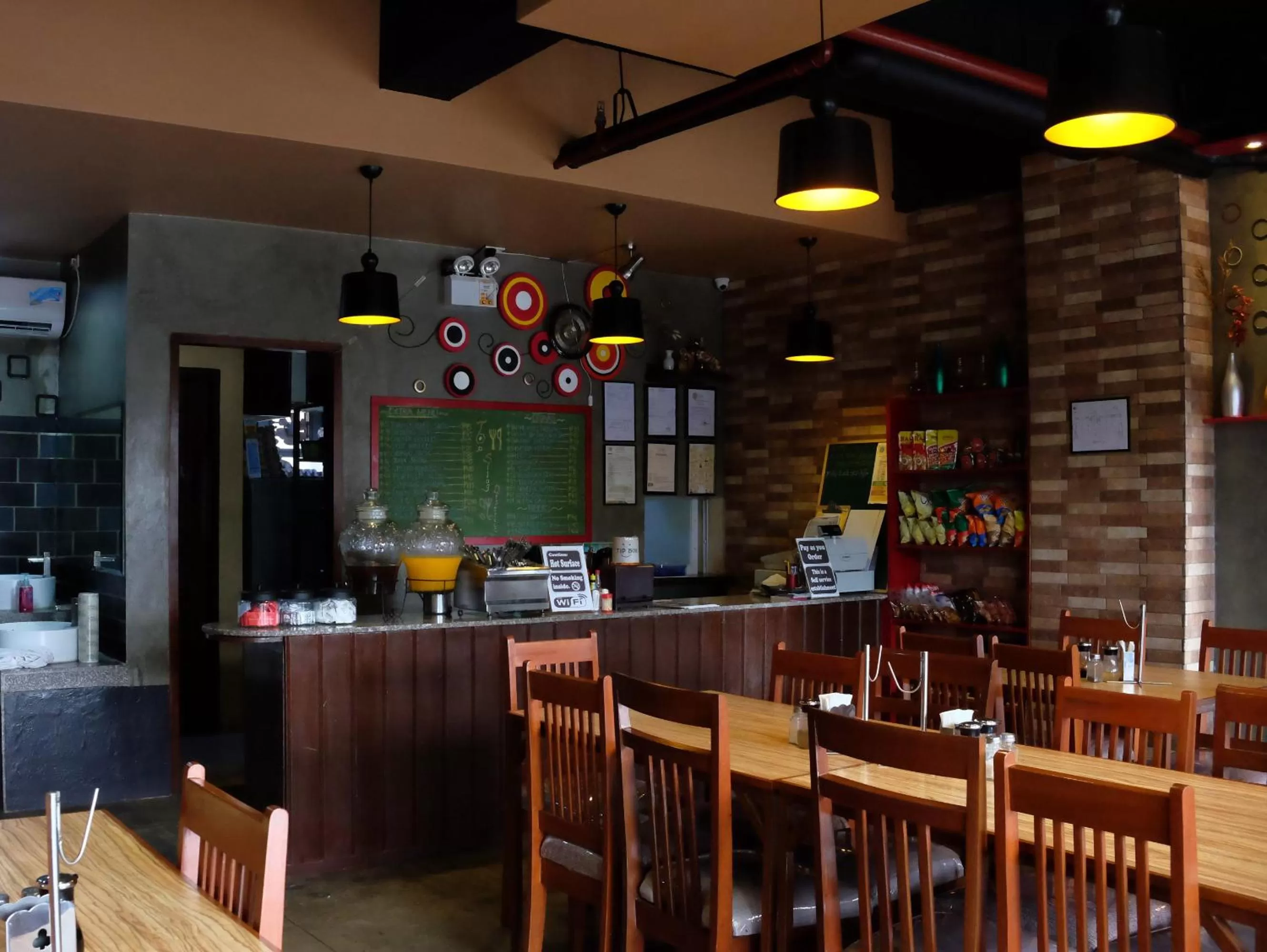 Restaurant/places to eat in Sebastien Hotel