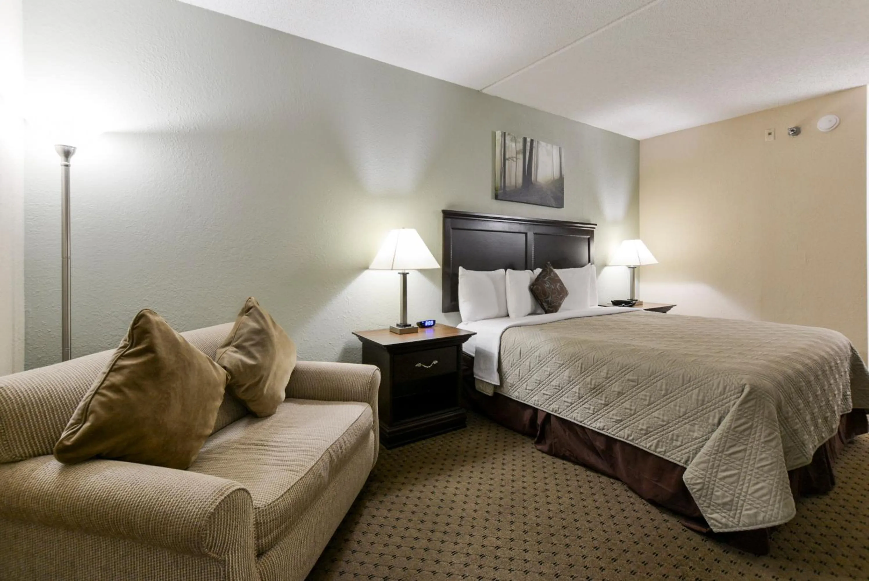 Bed in Grand View Inn & Suites