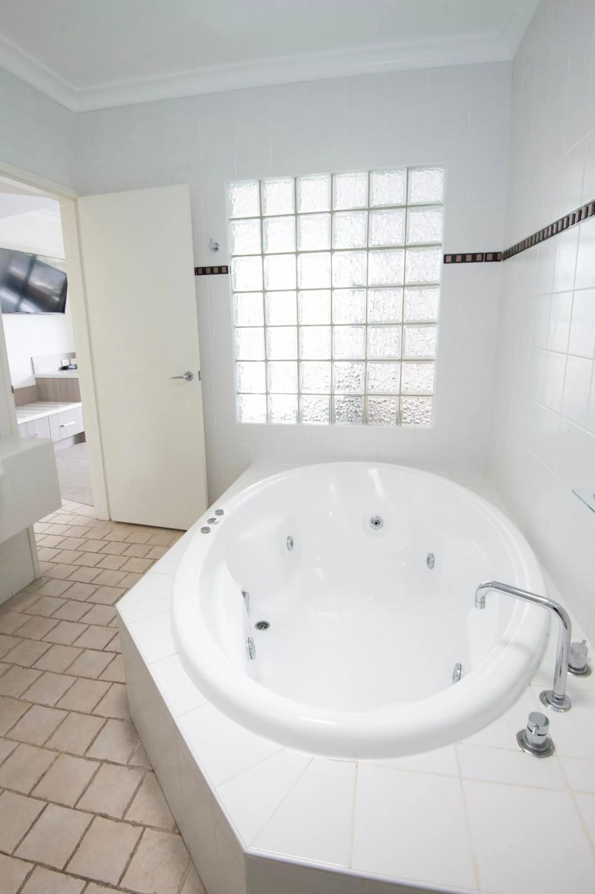 Bathroom in Rockpool Motor Inn
