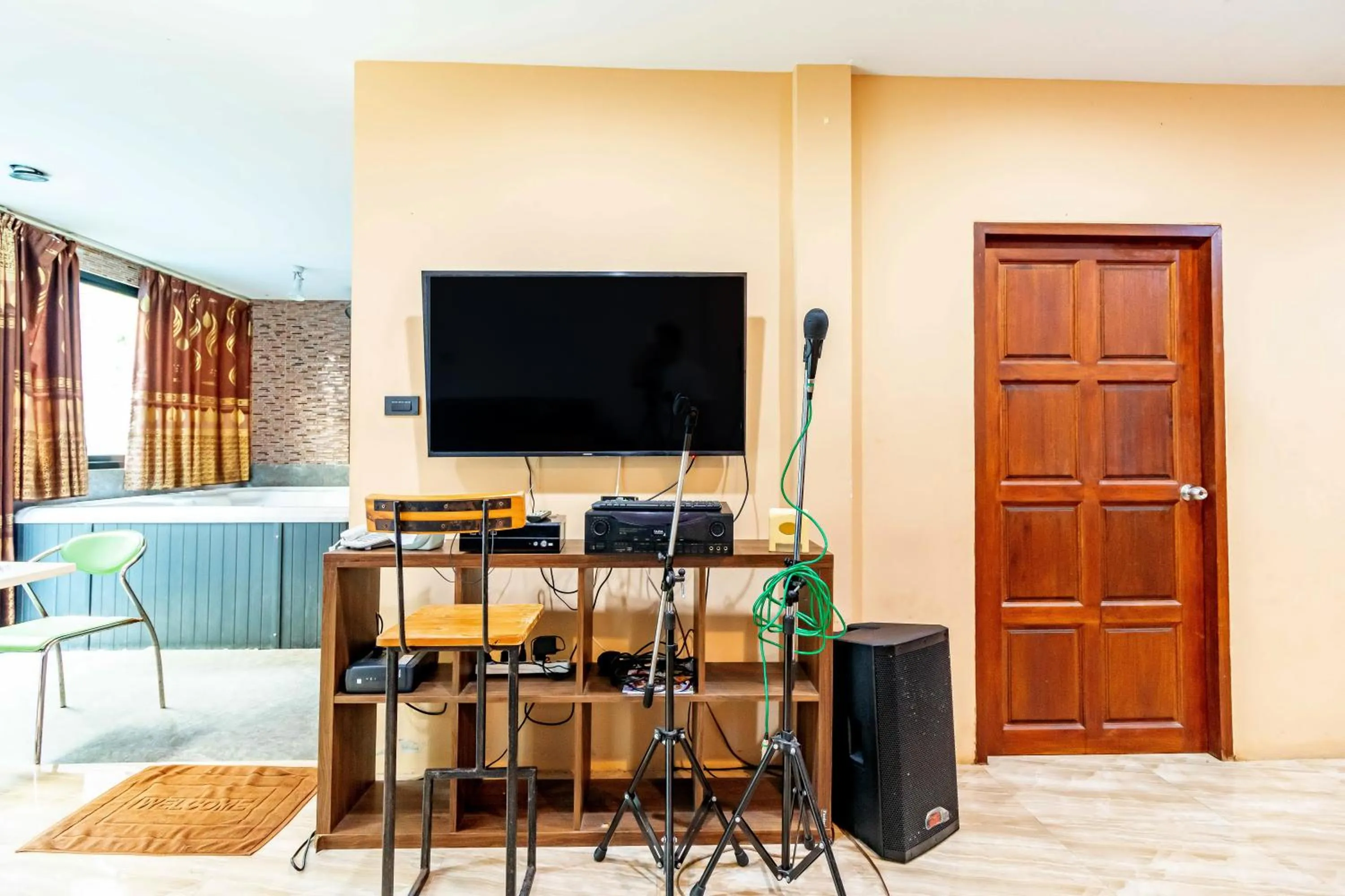 TV and multimedia in The Pool Resort