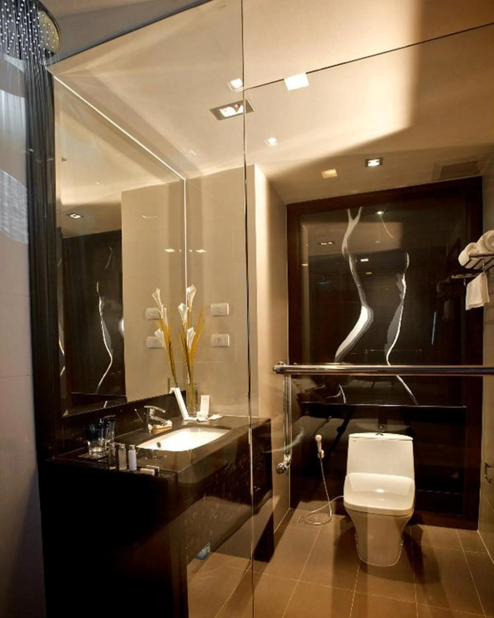 Bathroom in M2 de Bangkok Hotel