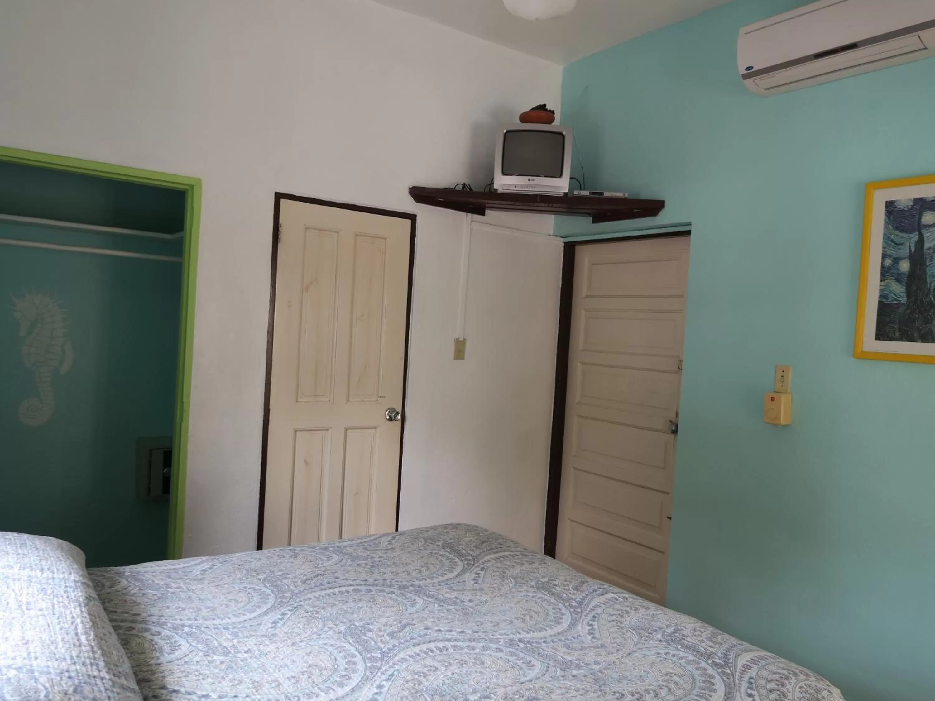 Bedroom, TV/Entertainment Center in Hotel Club Rolling Stone