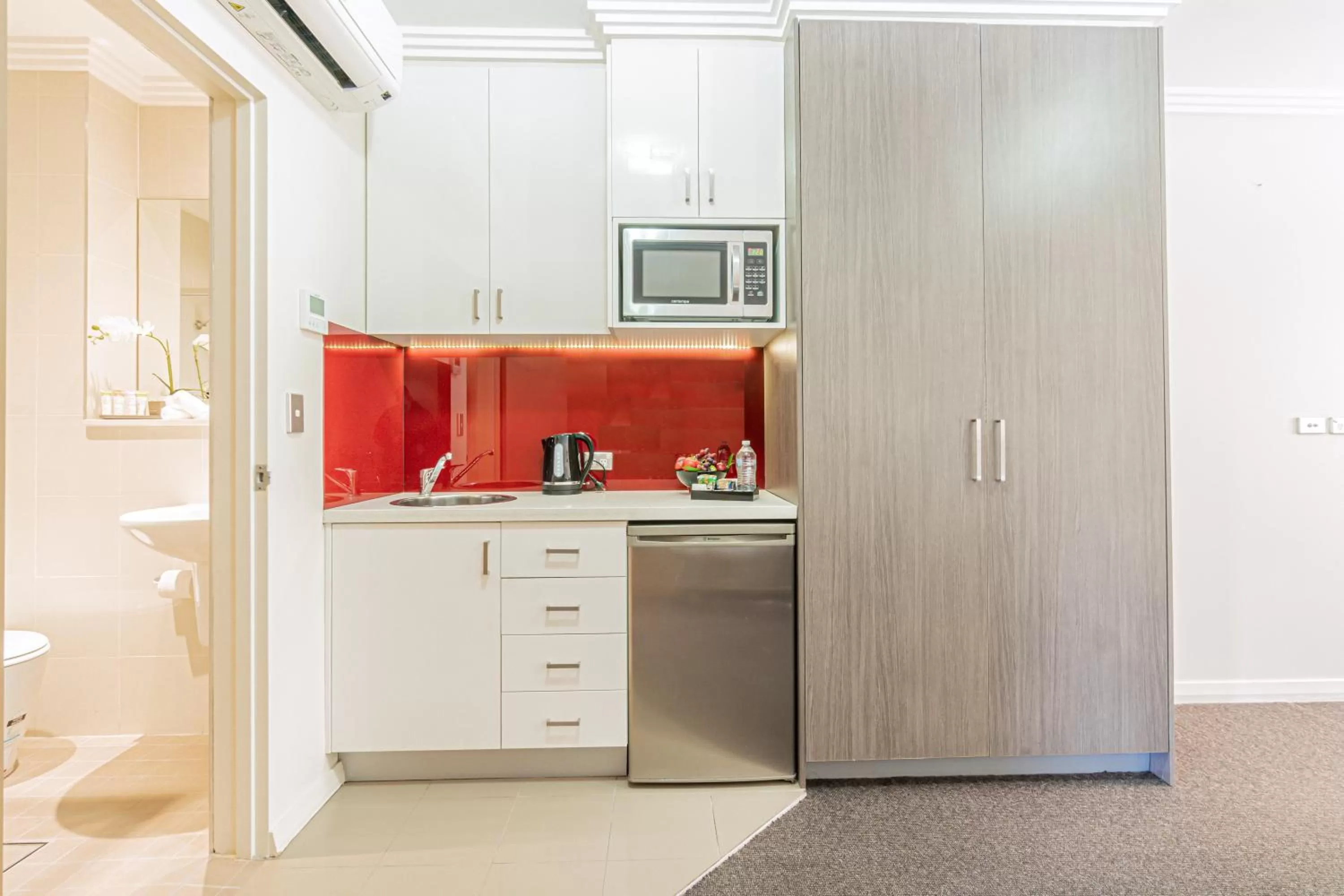 Kitchen or kitchenette in Best Western Plus Camperdown Suites
