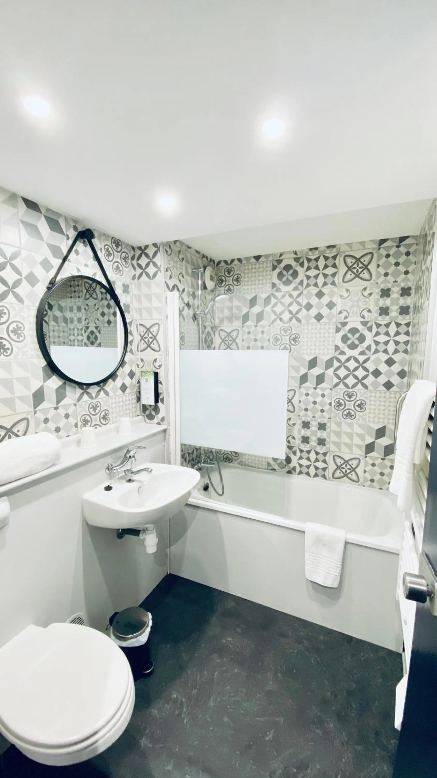 Bathroom in Campanile Laon