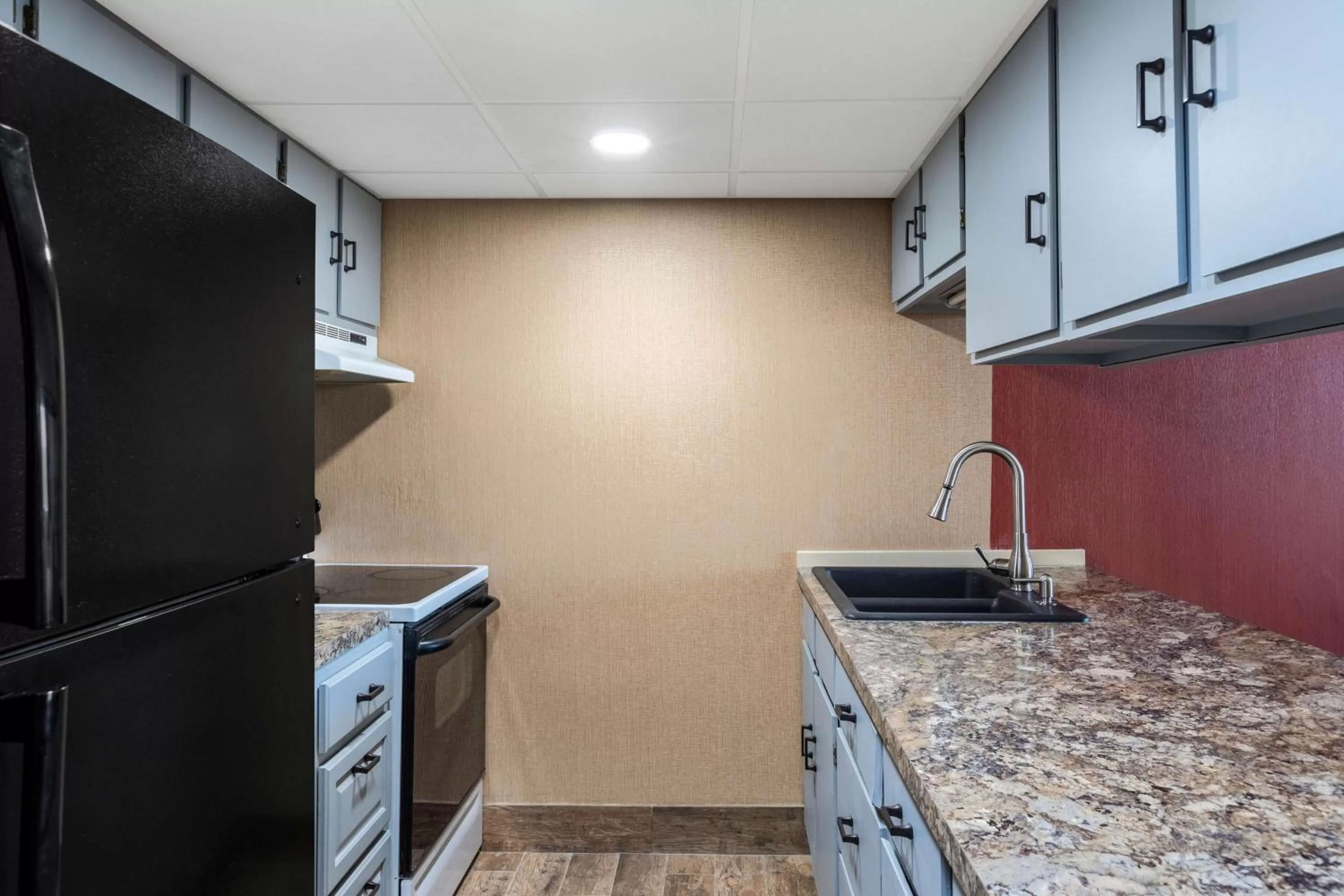 Photo of the whole room in Howard Johnson by Wyndham Gillette