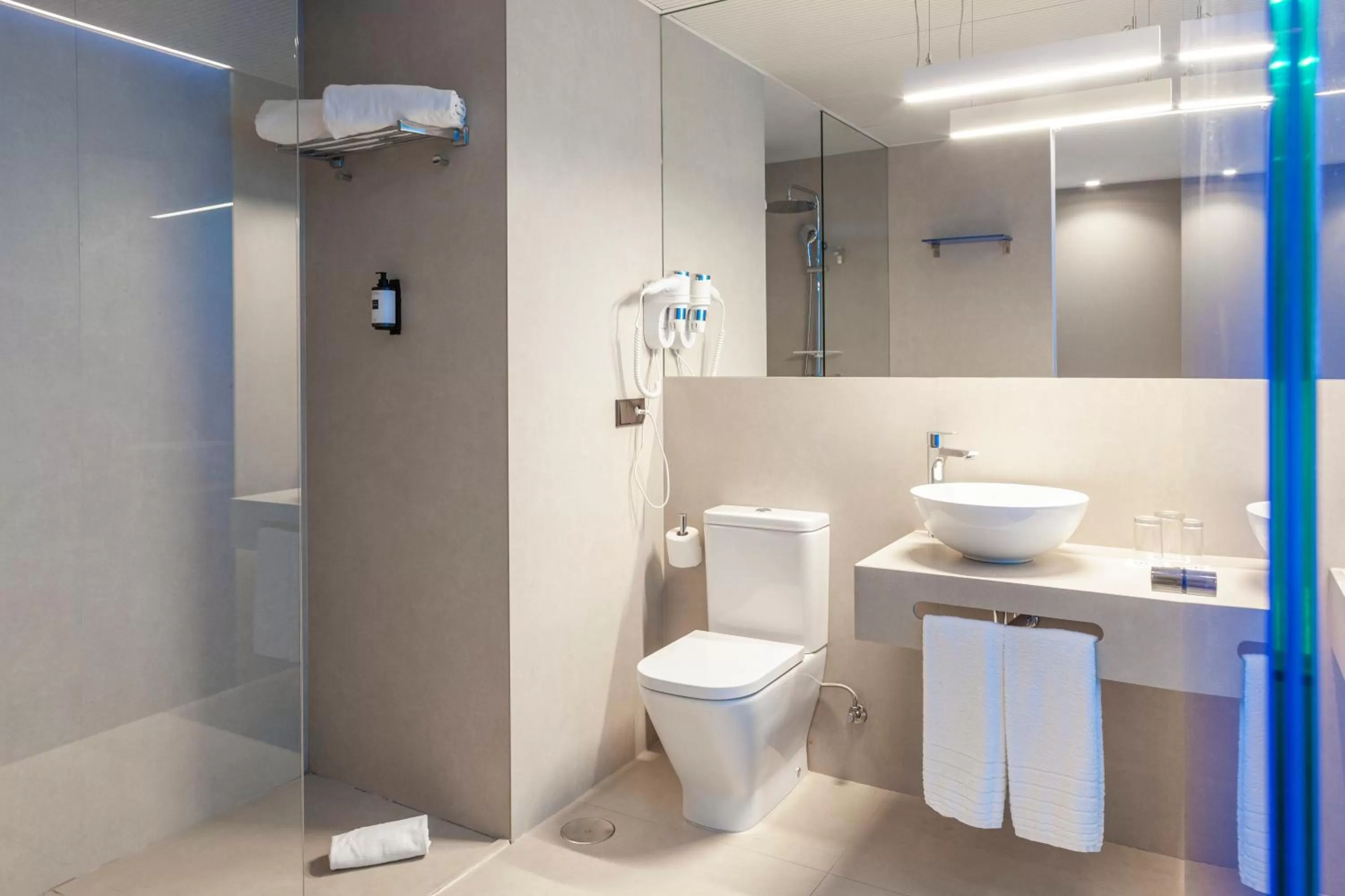 Toilet in Hotel Macià Sevilla Kubb