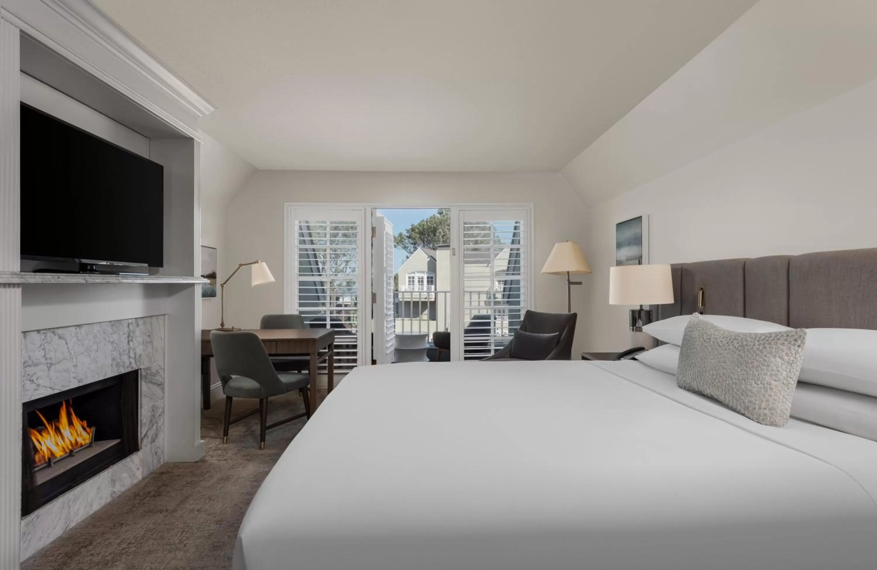 Photo of the whole room, Bed in L'Auberge Del Mar Resort and Spa