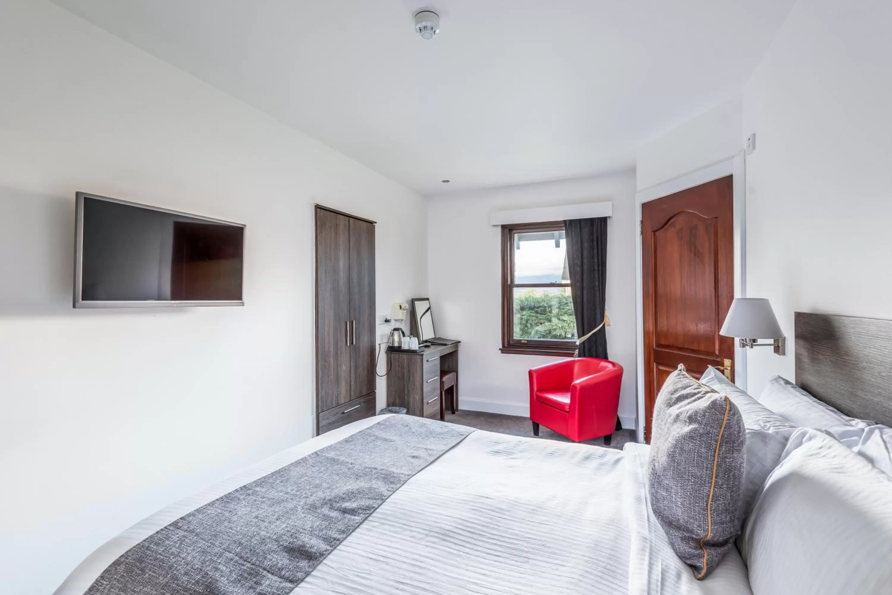 Bed in Grey Harlings Rooms