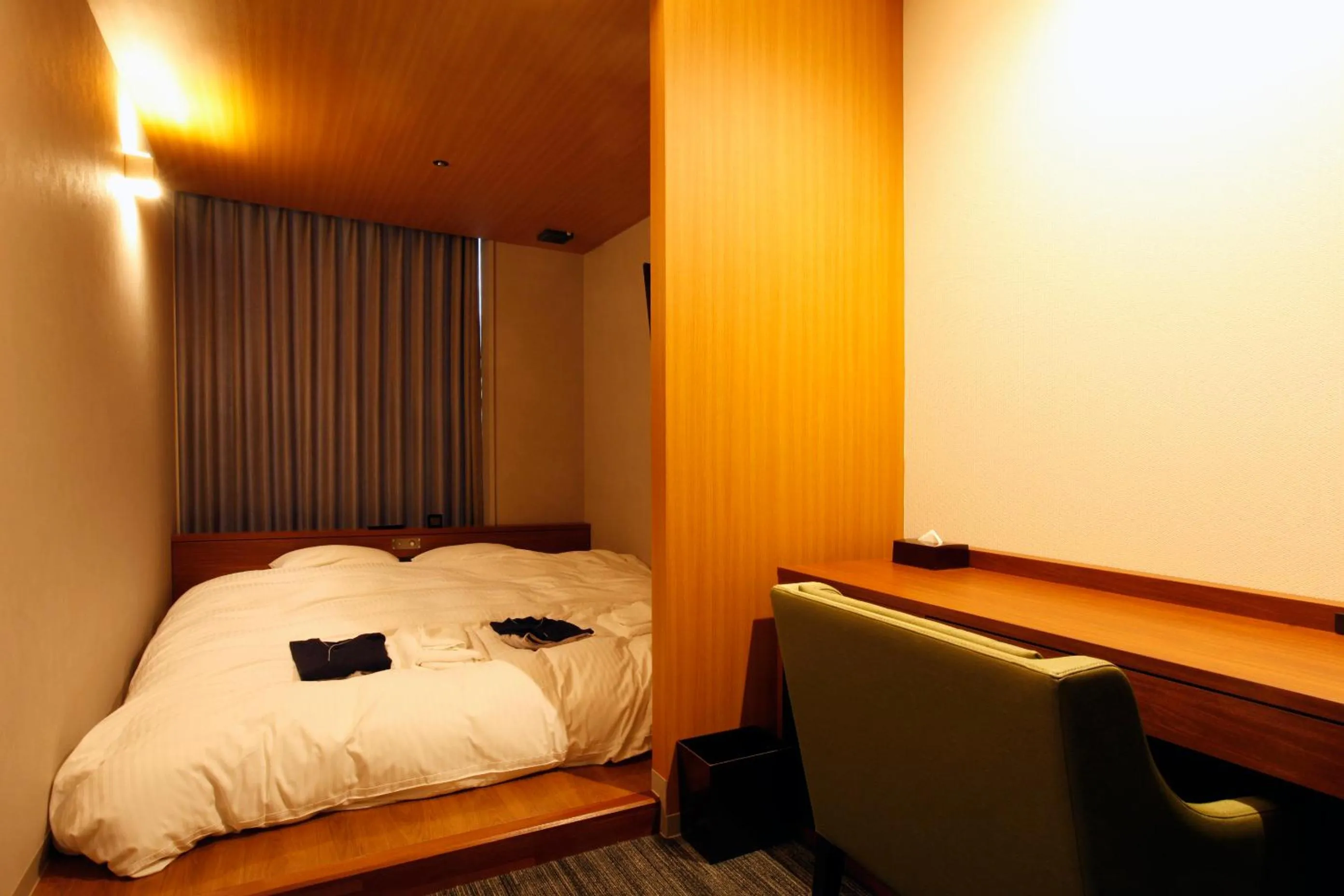 Photo of the whole room, Bed in Gardens Cabin