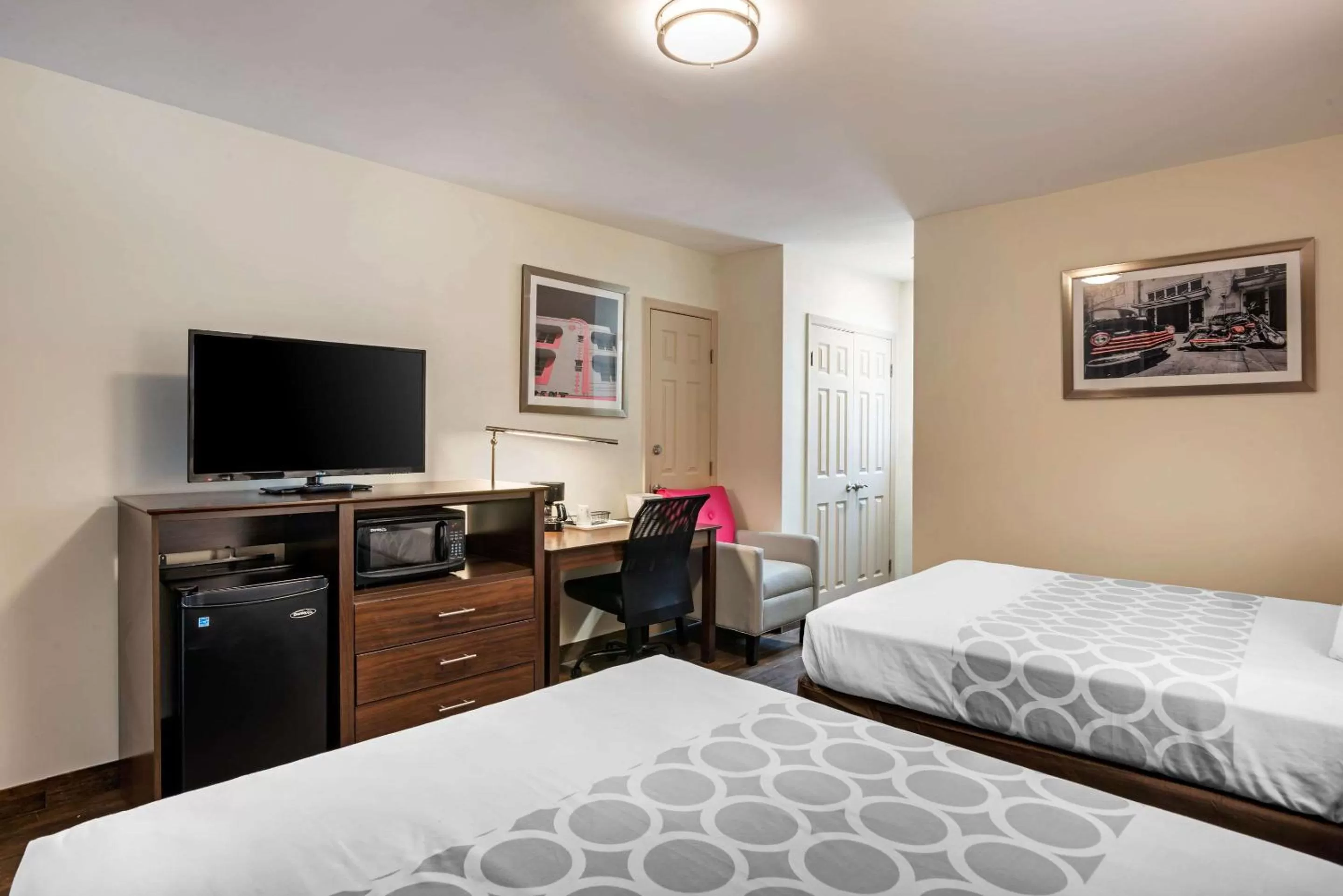 Photo of the whole room, Bed in Downtown Hollywood Gardens Inn & Suites