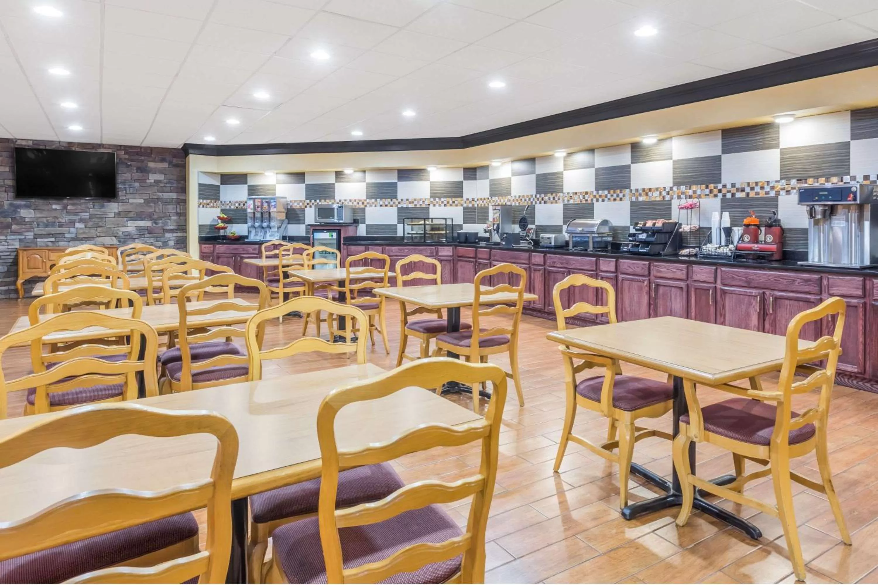 Restaurant/places to eat in Ramada by Wyndham Macon