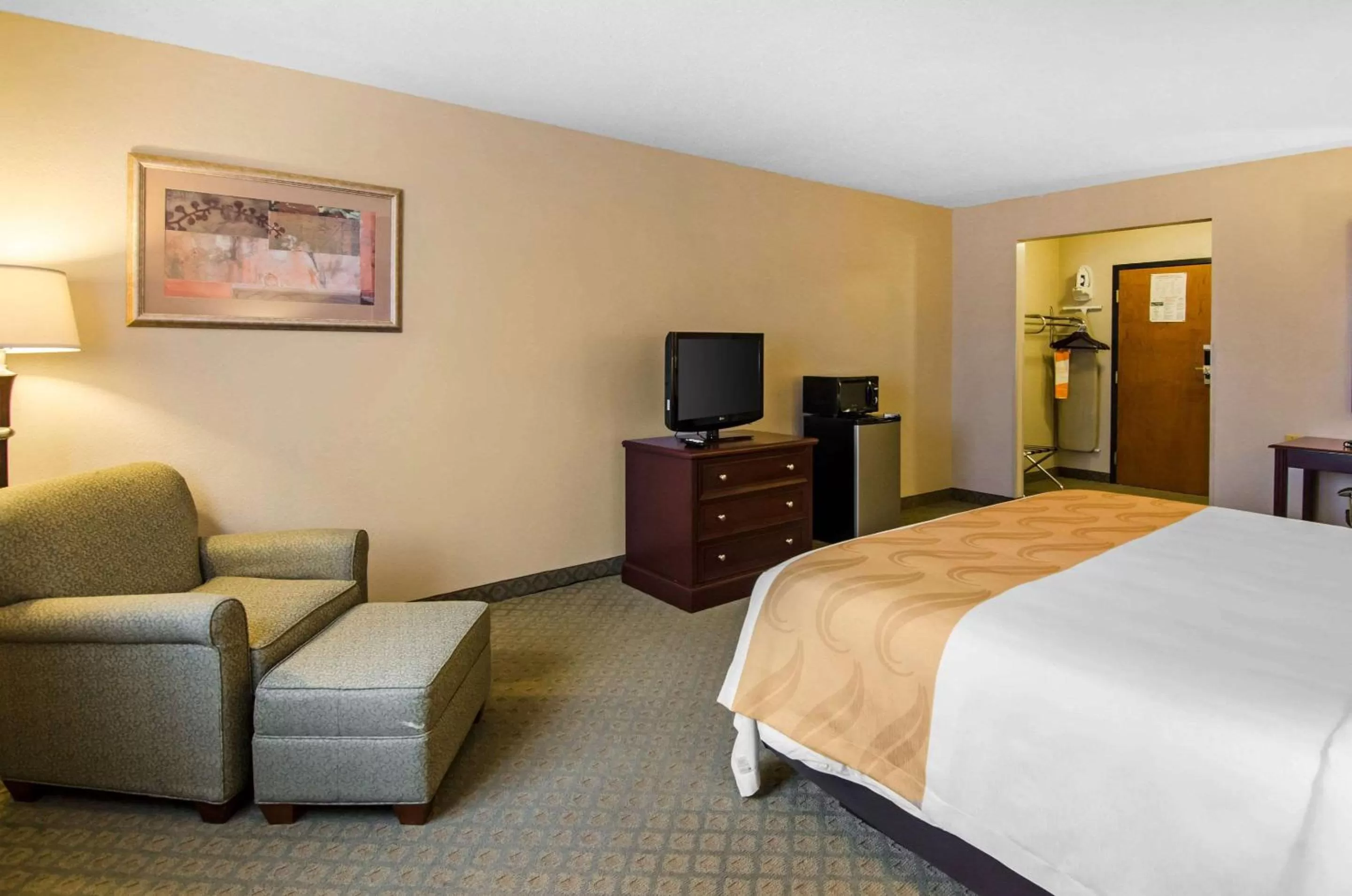 Photo of the whole room, Bed in Quality Inn Summersville - New River Area