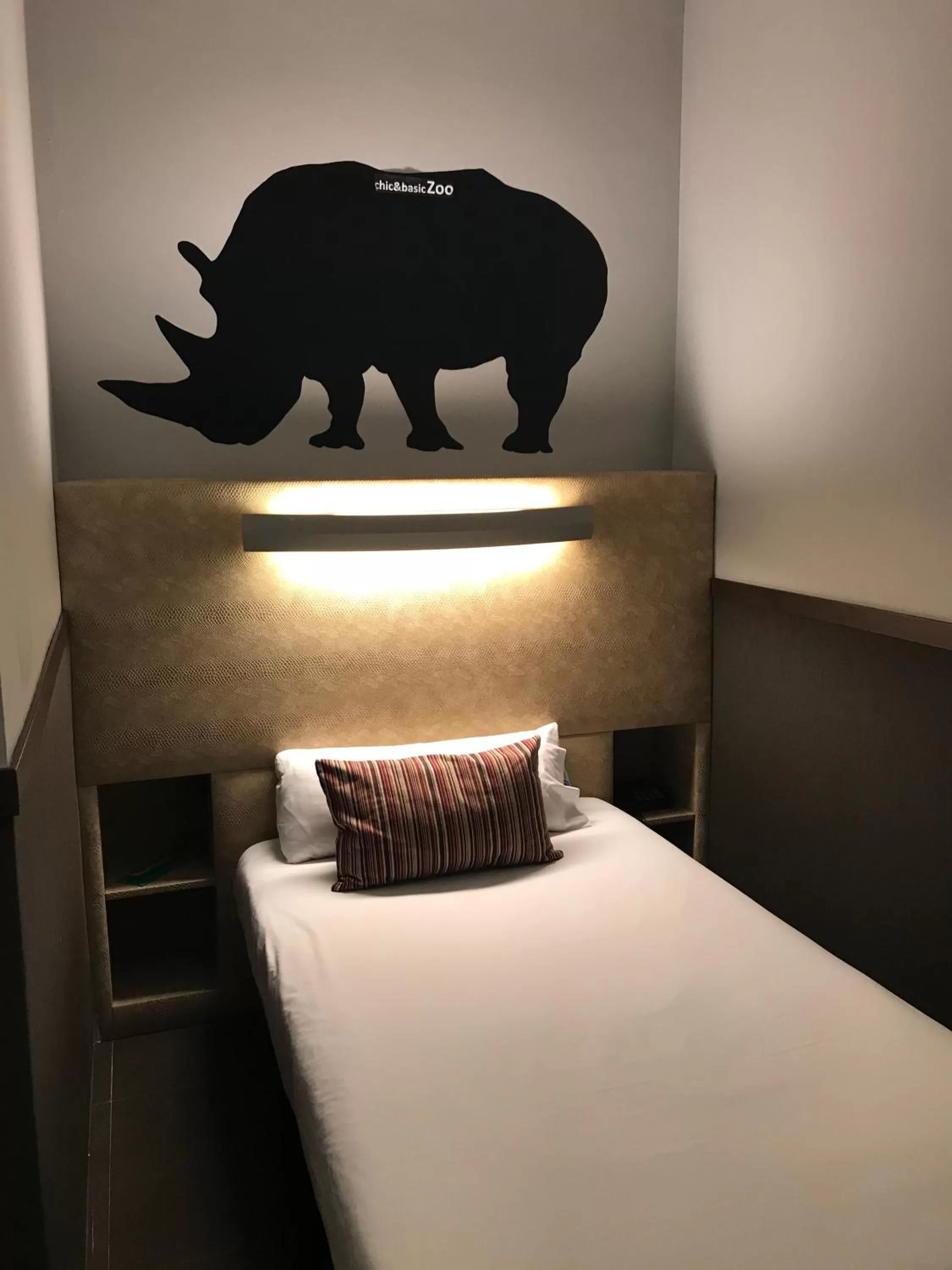 Bedroom, Bed in Chic & Basic Zoo