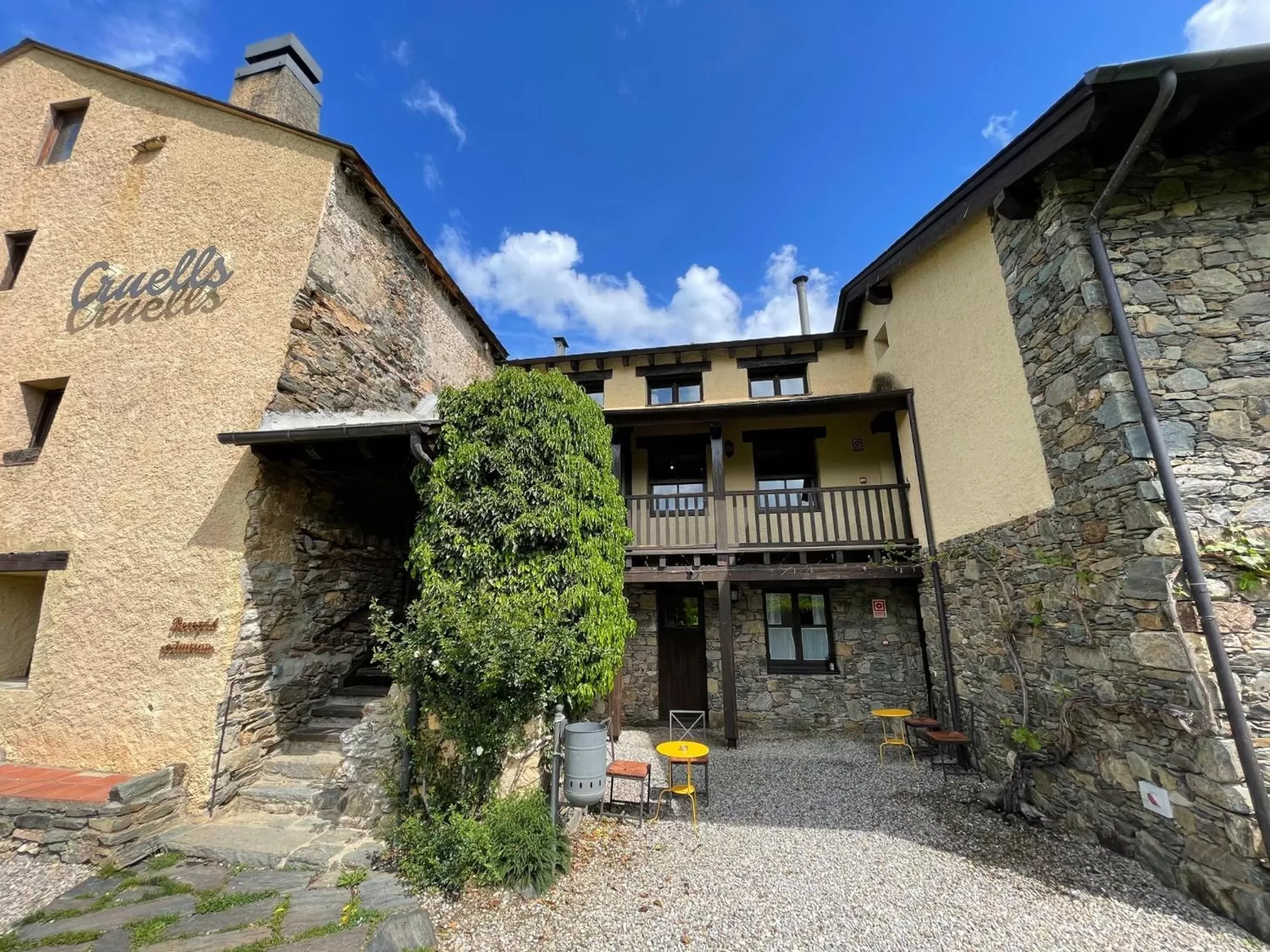 Facade/entrance in Hotel Cruells