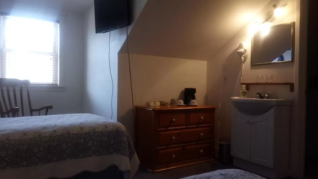 Coffee/tea facilities, Bed in Auberge Micro-Brasserie Le Baril Roulant