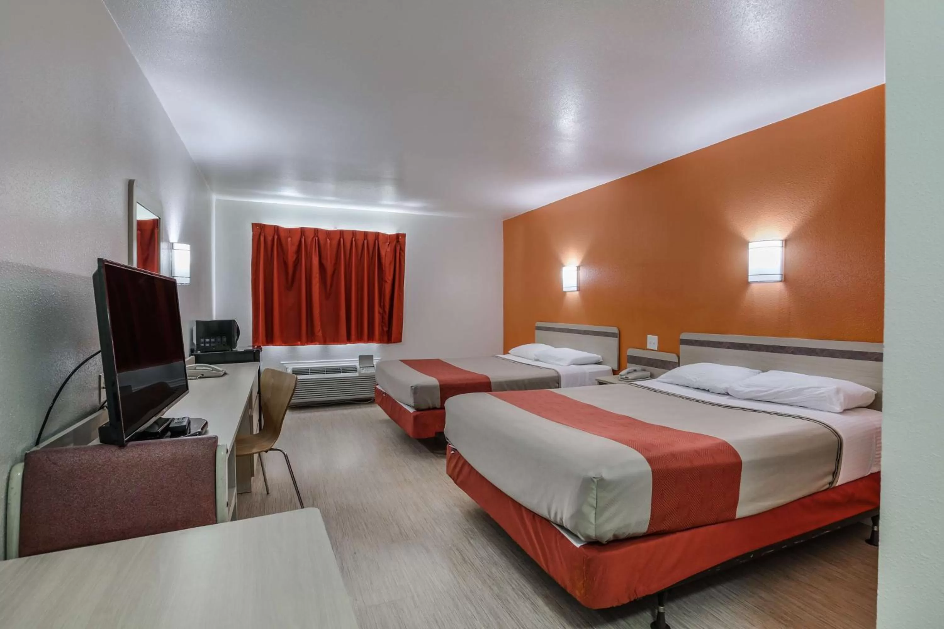 TV and multimedia, Bed in Motel 6-Pasadena, TX