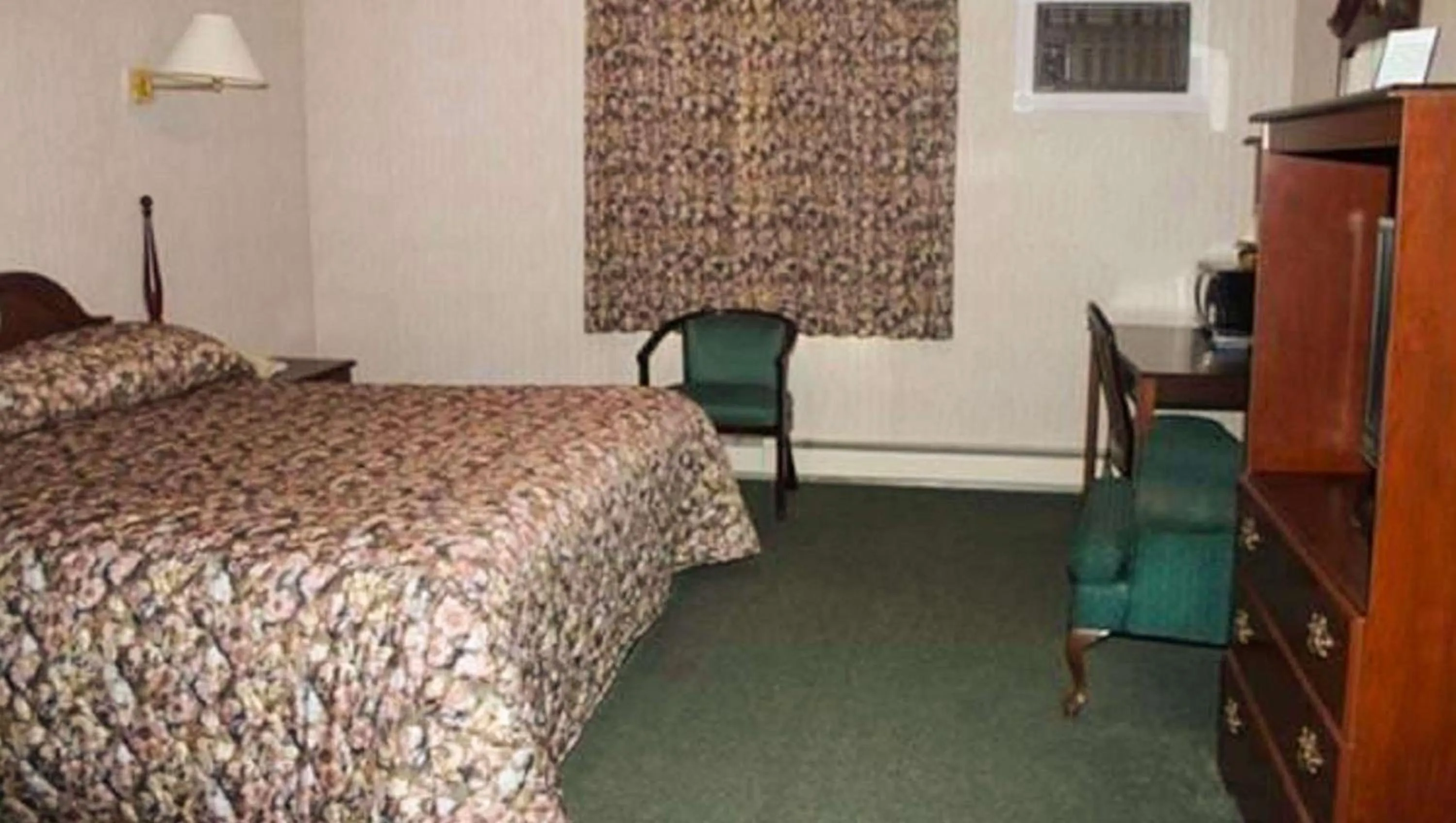 Photo of the whole room in Traveller's Inn Prince Edward Island