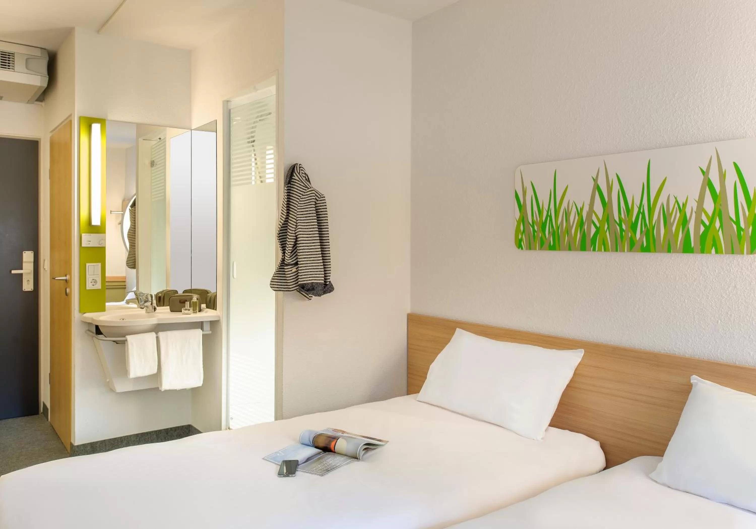 Photo of the whole room, Bed in Ibis budget Hamburg Quickborn