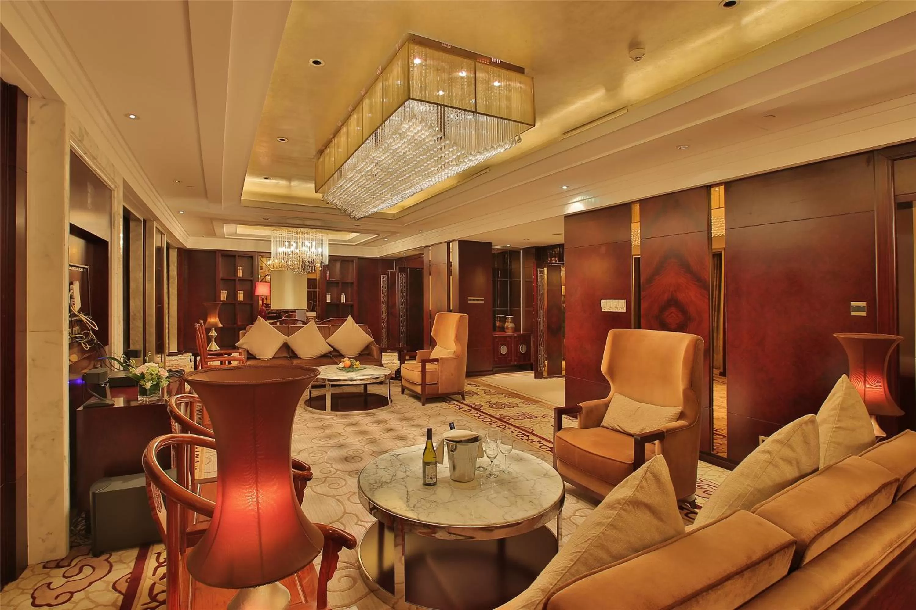 Seating area in Wyndham Qingdao l Free Fixed-Time Shuttle Service Between Hotel and Airport & North Railway Station l Outdoor Children's Amusement Park l 1-Hour Play Snooker or Table Tennis