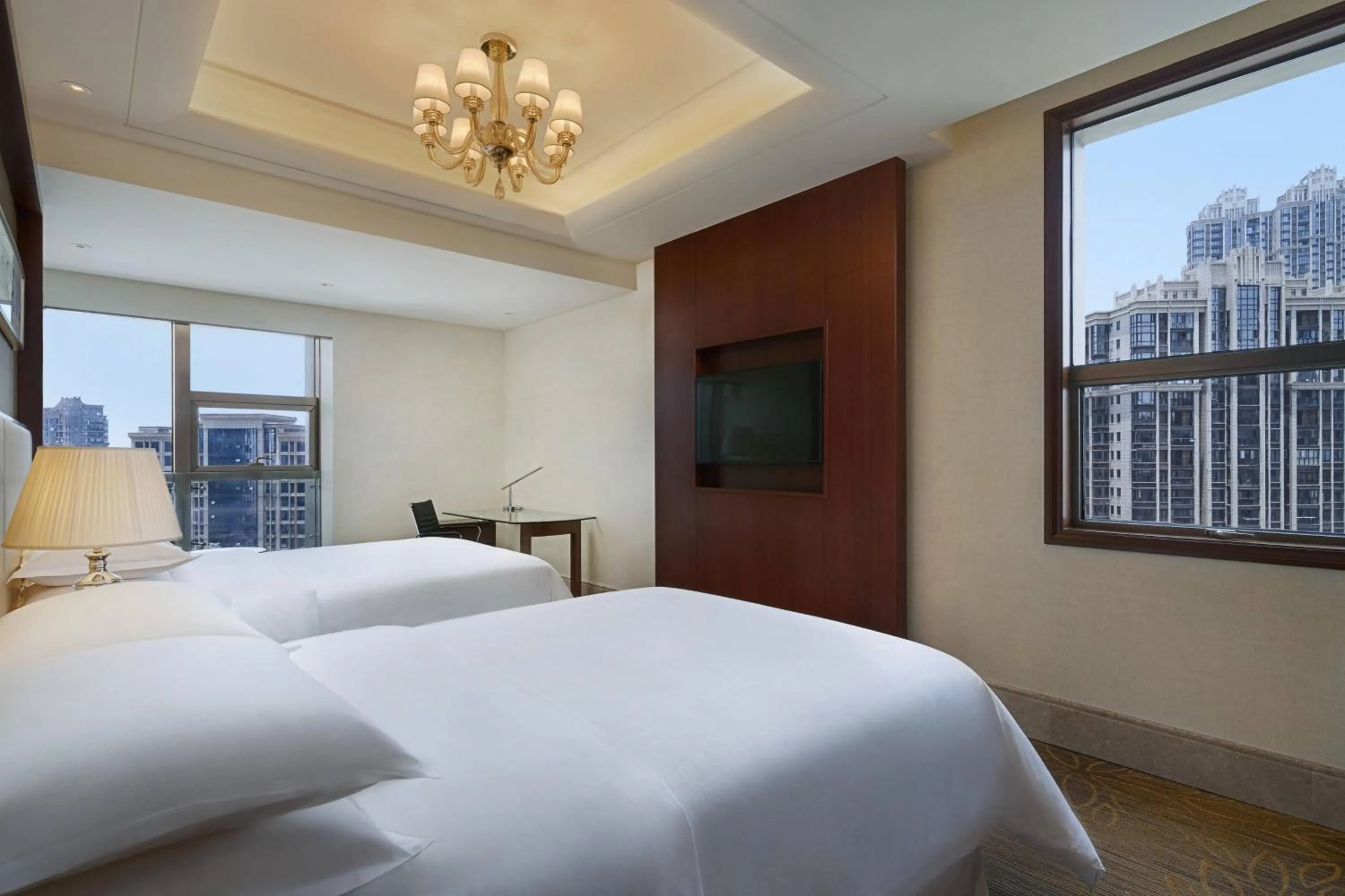 Photo of the whole room, Bed in Sheraton Nanchang Hotel