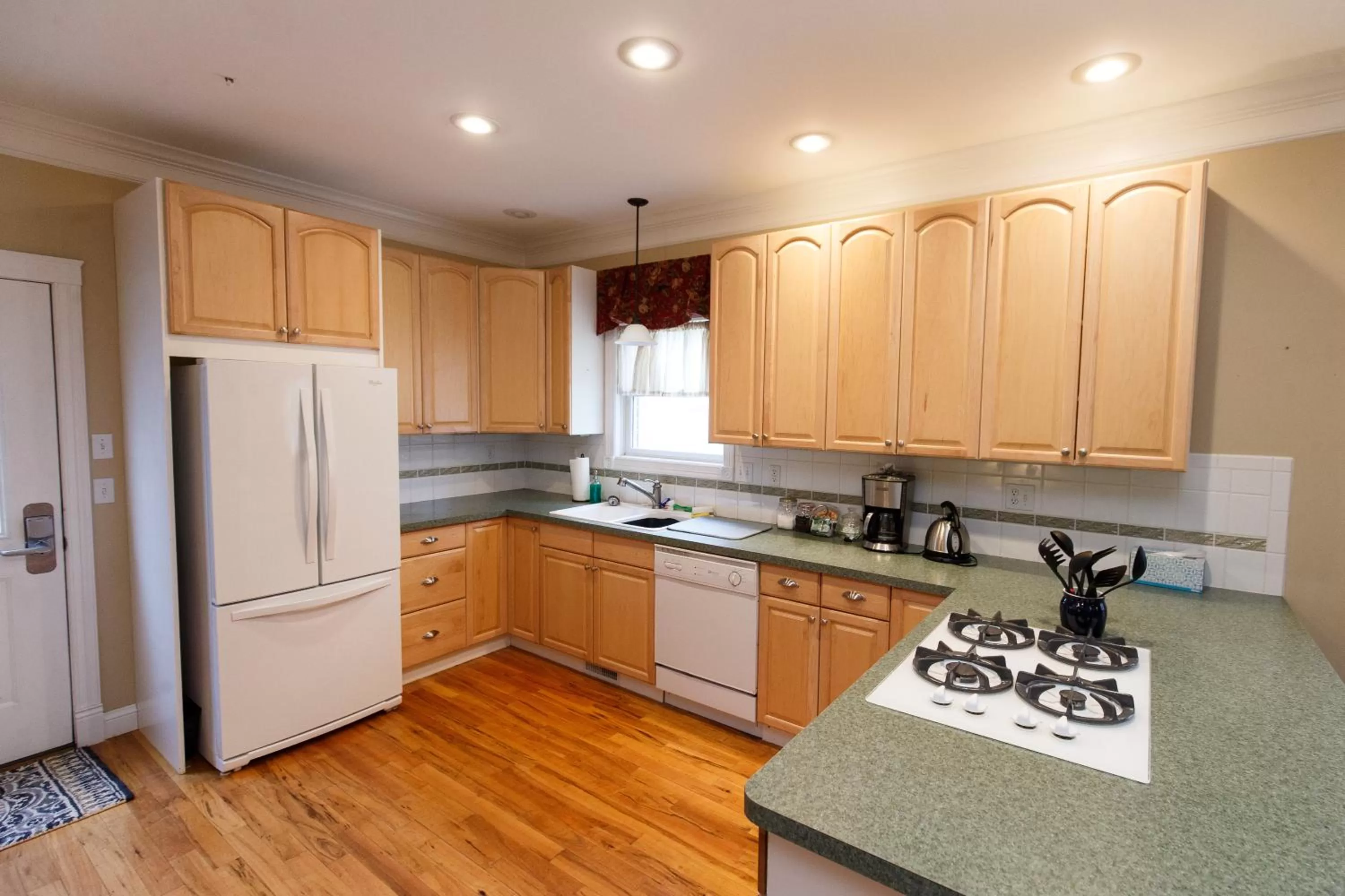 Kitchen/Kitchenette in Lamp Post Lodge