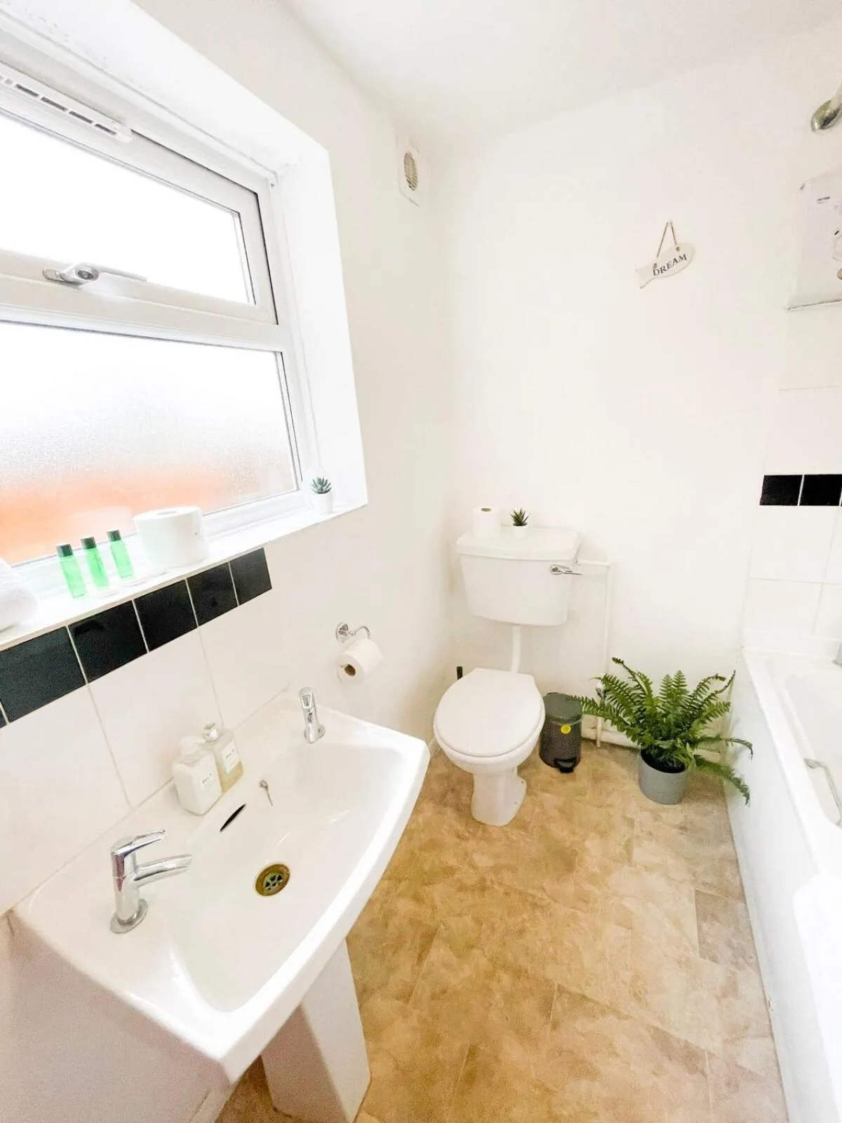 Bathroom in Borden Terrace by Kasay Stays