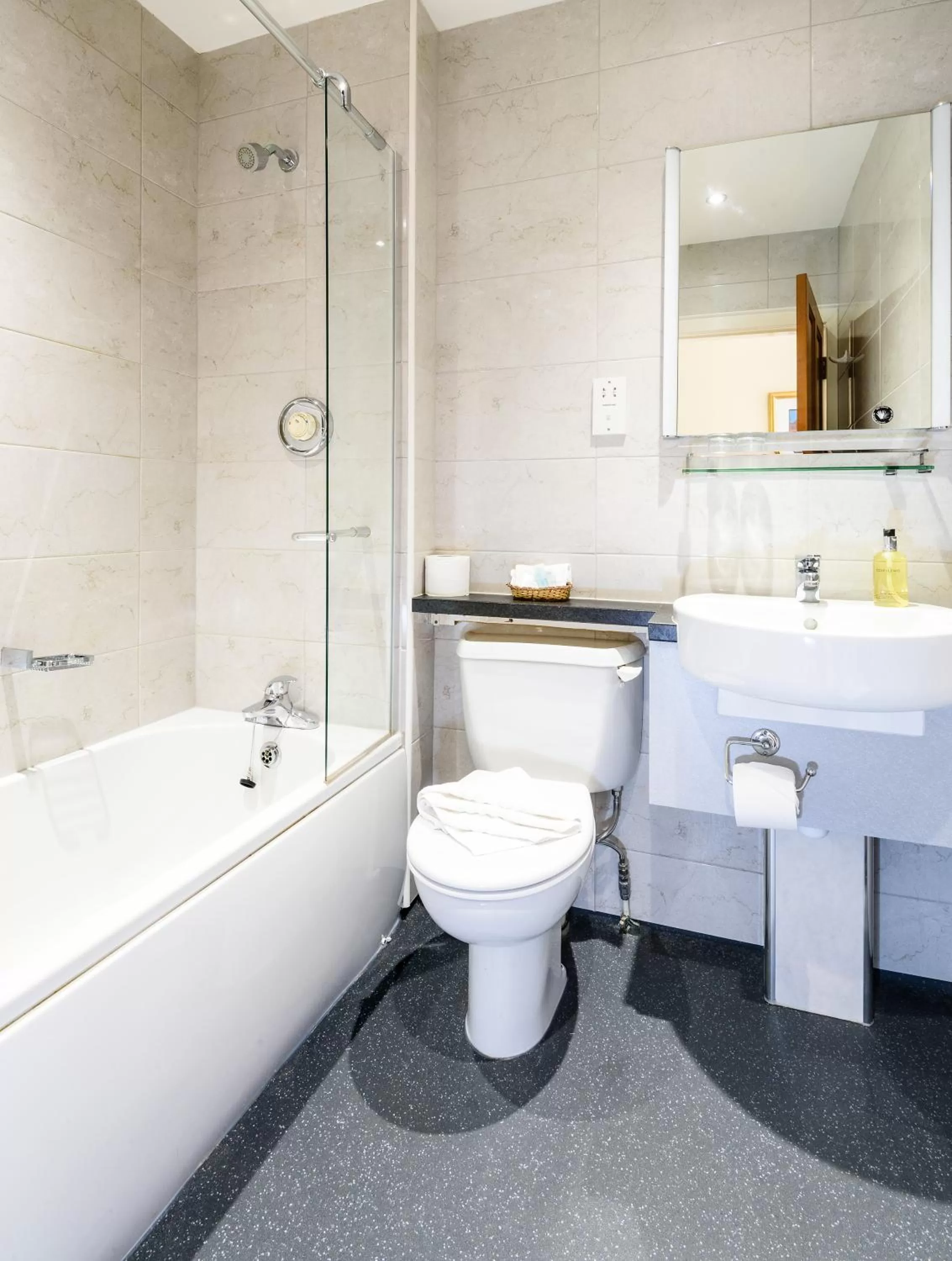 Shower in Sunbank House Metro Hotel