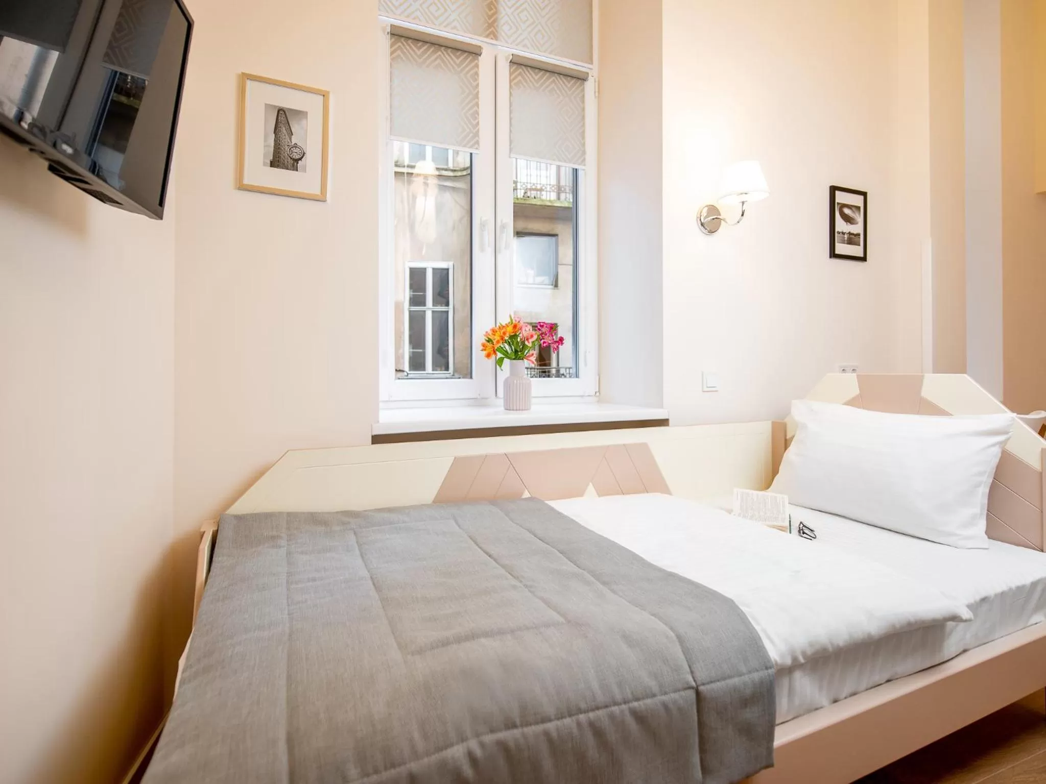 Bed in Art Deco Central Rooms