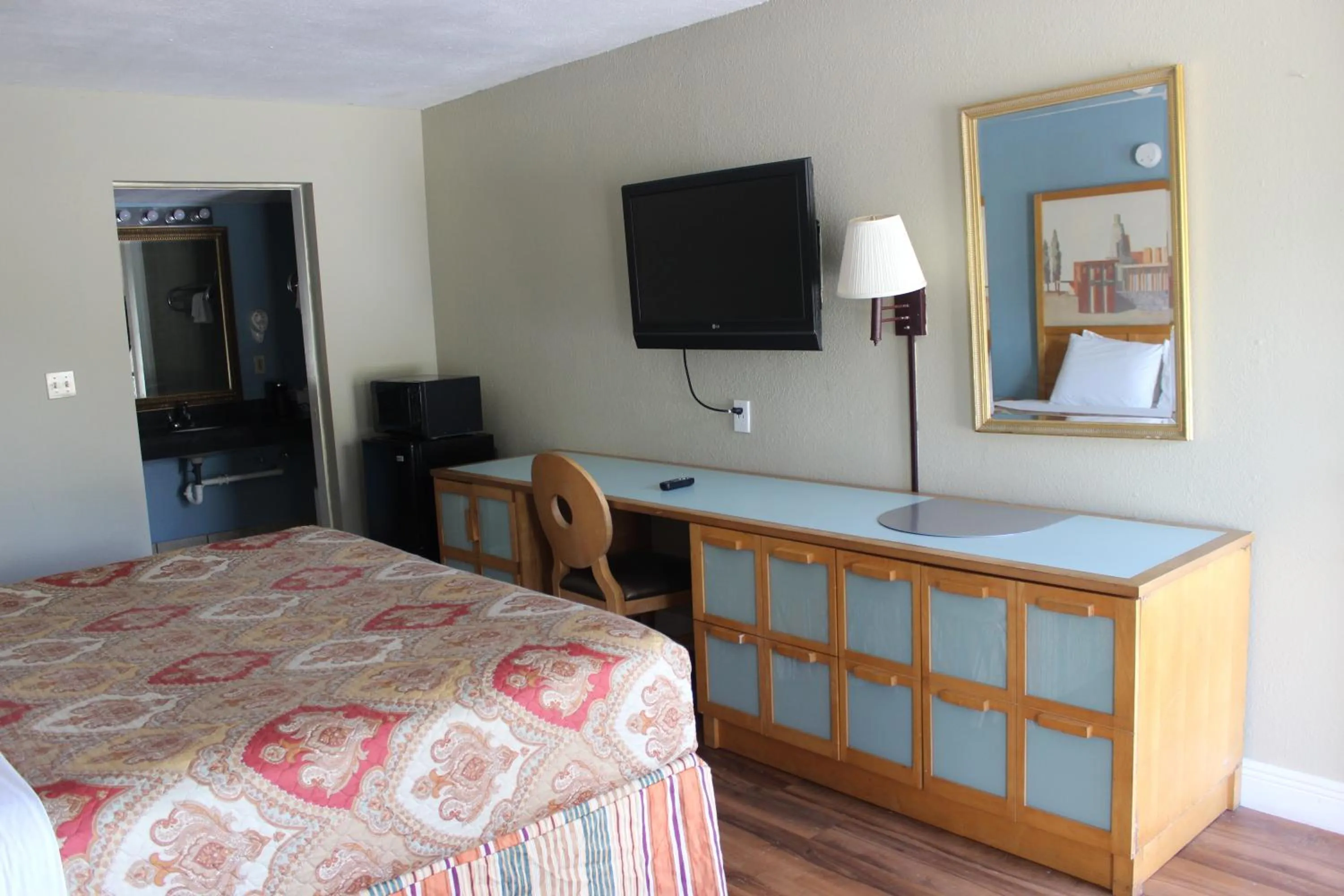 Bed in Tampa Inn Near Busch Gardens